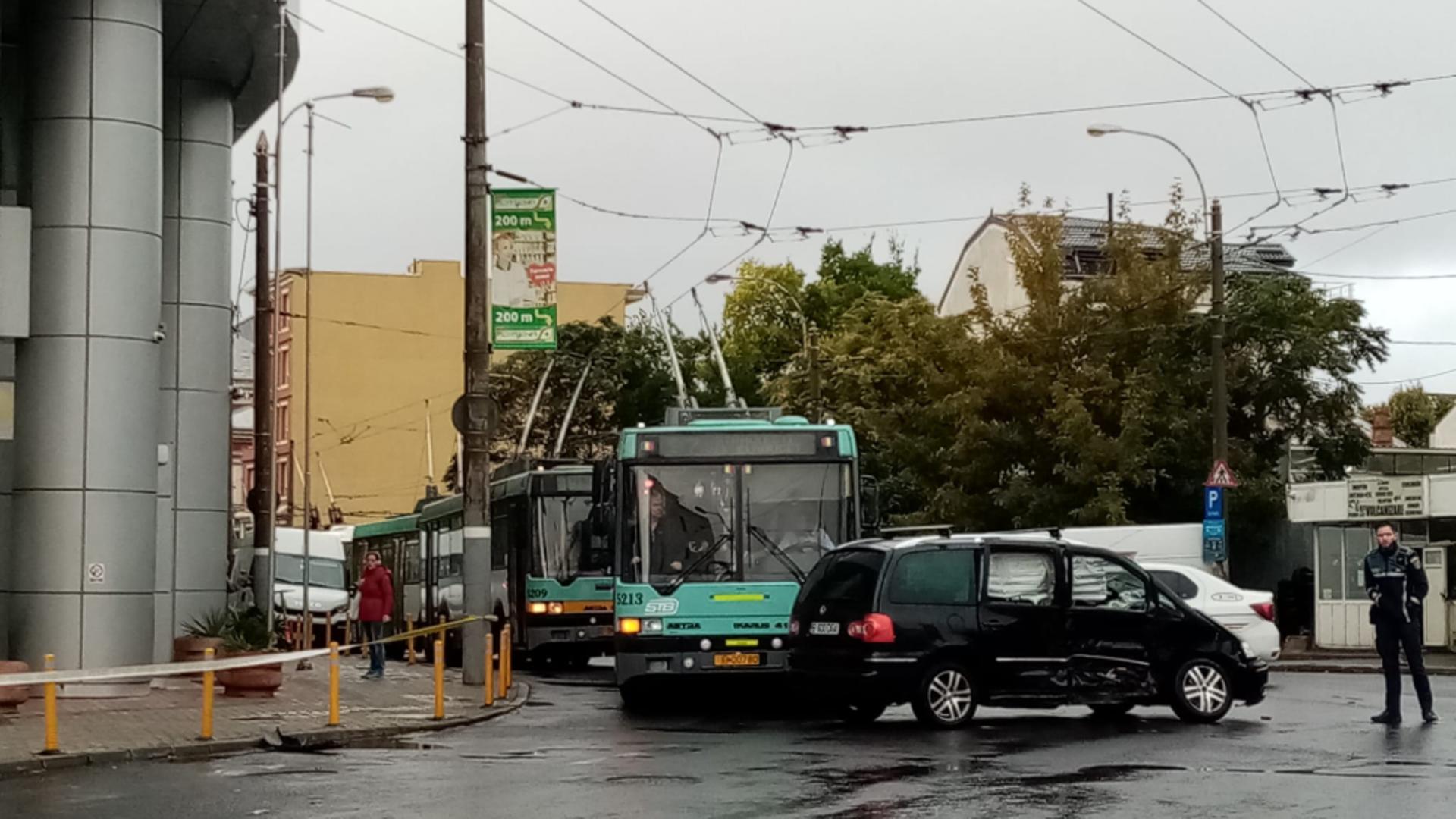 Haos în traficul din Capitală, luni dimineață! 15 troleibuze blocate în apropiere de Piața Victoriei - Val de accidente și blocaje - VIDEO