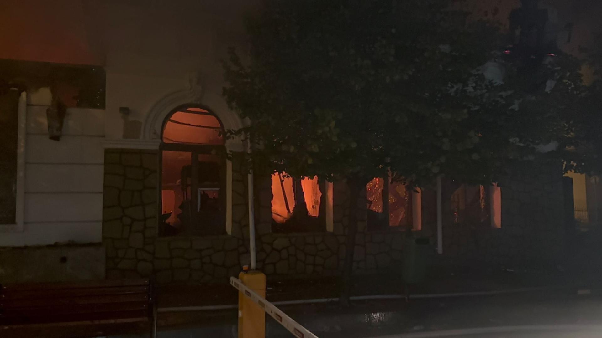 Incendiu devastator la un celebru restaurant din Huși. O mare parte din clădirea monument istoric s-a făcut scrum - FOTO&VIDEO