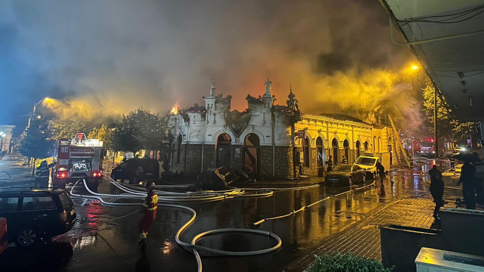 Incendiu devastator la un celebru restaurant din Huși. O mare parte din clădirea monument istoric s-a făcut scrum - FOTO&VIDEO
