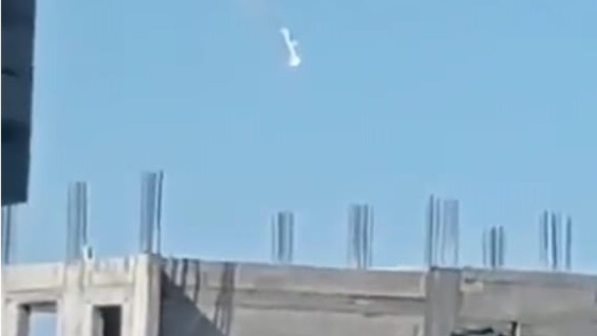 Un presupus avion israelian a fost doborât de Hamas deasupra Fâșiei Gaza. Foto: Captura Twitter