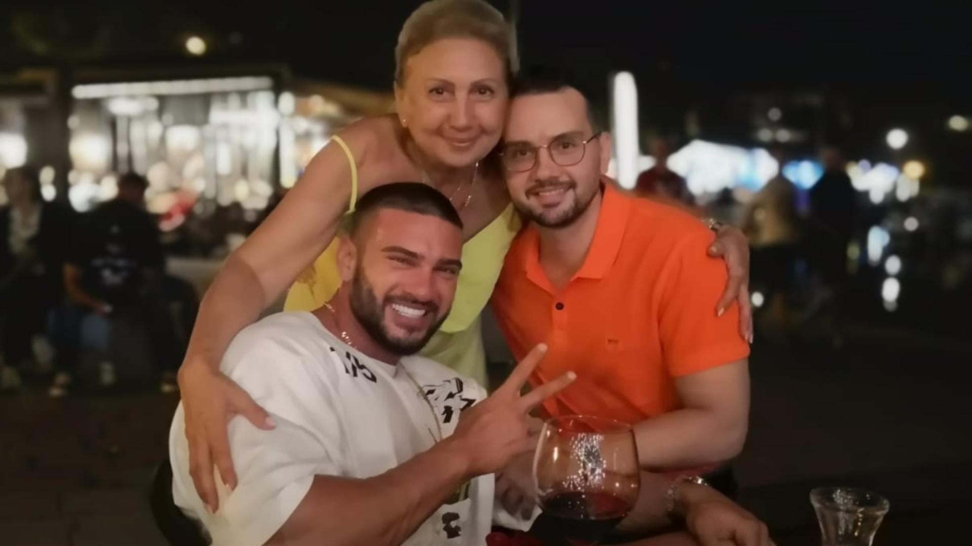 Luminița Popa, alături de cei doi fii ai săi/ Facebook