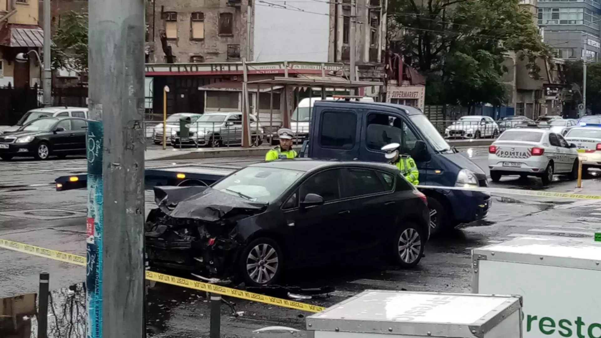 Haos în traficul din Capitală, luni dimineață! 15 troleibuze blocate în apropiere de Piața Victoriei - Val de accidente