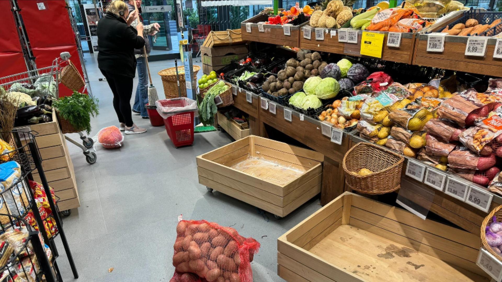 Scandal în Cluj: Un magazin spală lăzile de legume-fructe cu mopul cu care s-a spălat pe jos. Germeni și bacterii, la superofertă