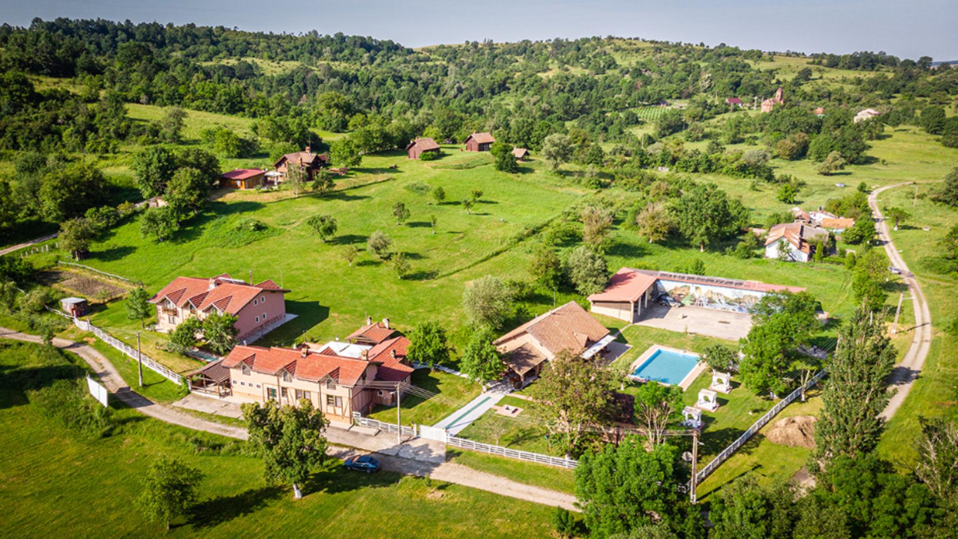 Cum ajung pământurile României pe mâinile străinilor – Resort de lux în Arad, în satul cu 10 oameni cumpărat de un miliardar italian