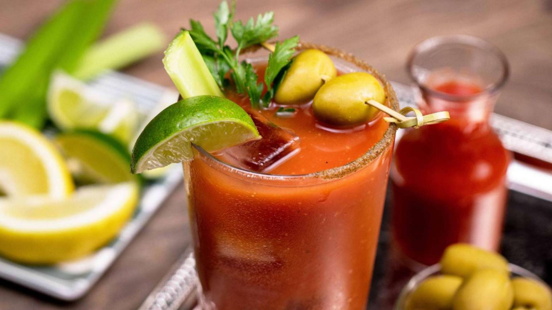 Cum să prepari rapid celebrul cocktail Bloody Mary - Rețeta inedită cu 2 condimente speciale