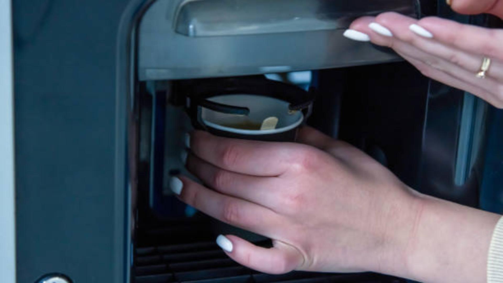 Automatele de cafea, adevărate bombe cu bacterii periculoase. Doctor:  „Pot să dea toxiinfecţii alimentare cu diaree, cu vomă”