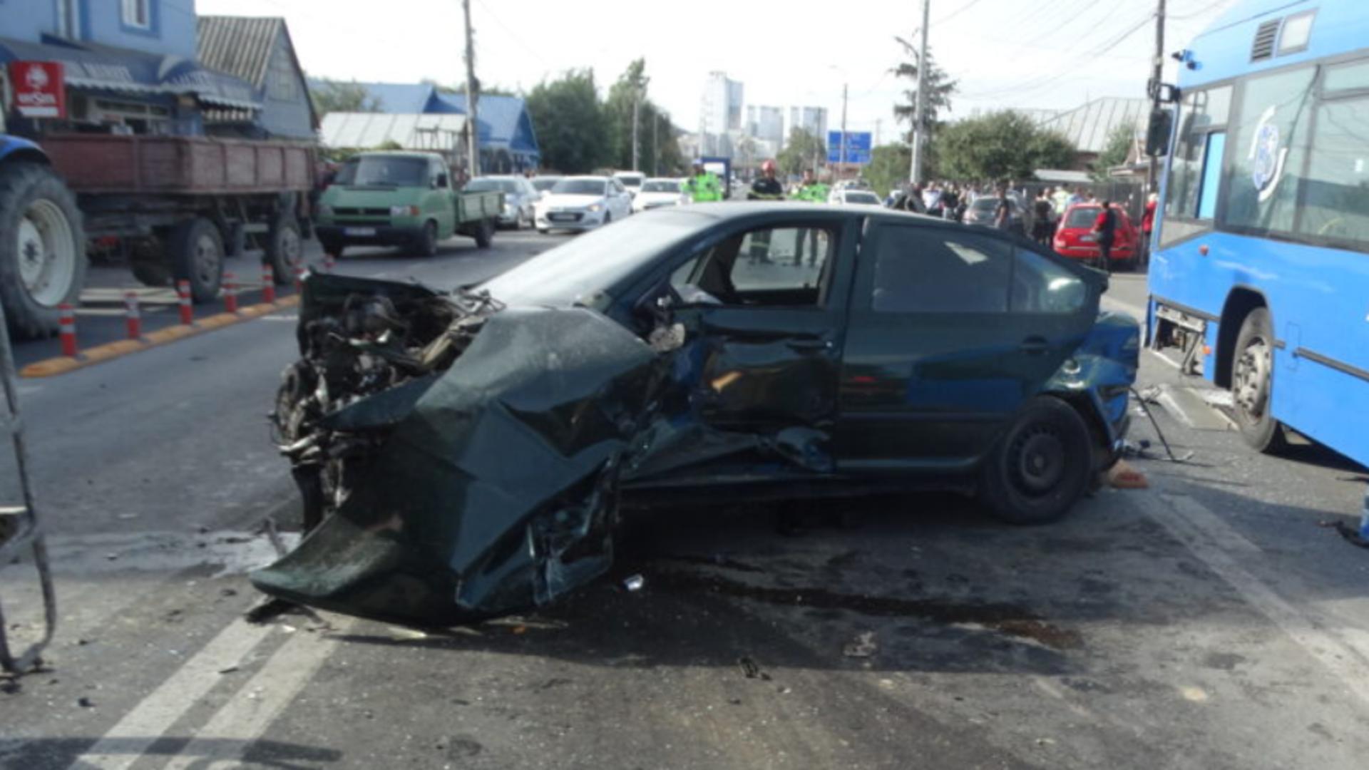 Primele imagini de la accidentul în lanț cu 5 mașini și un autobuz din Buzău, soldat cu 2 răniți – Totul s-a petrecut în câteva secunde – VIDEO