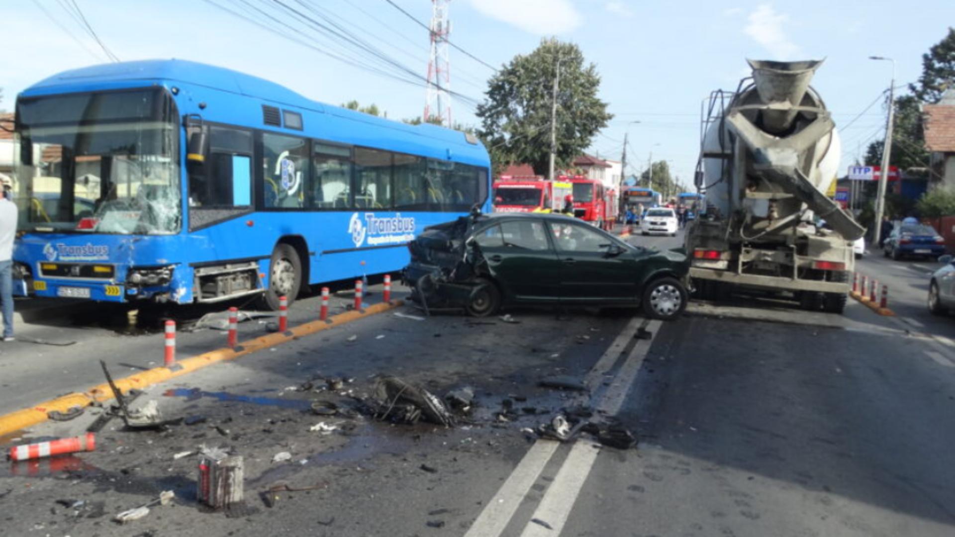 Carambol în Buzău, într-o zonă foarte circulată: ciocnire între 4 mașini și un autobuz - 2 persoane, cu politraumatisme, la spital - FOTO
