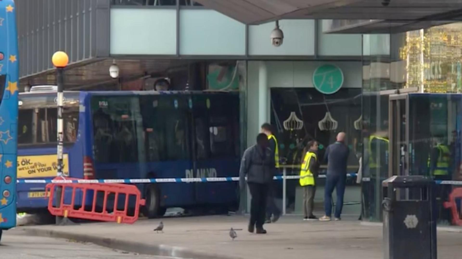  Un autobuz plin cu pasageri a intrat într-o cafenea, în Manchester! 12 oameni au ajuns la spital/ Twitter