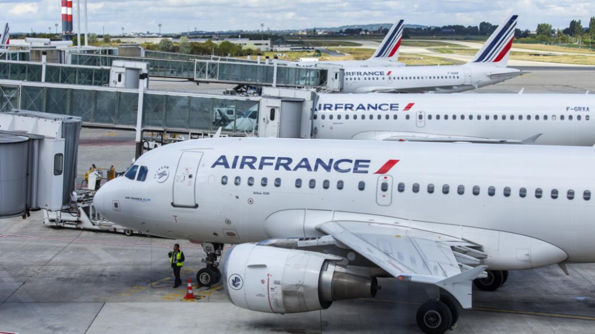 Alertă teroristă maximă în Franța - 4 aeroporturi evacuate de urgență după amenințări cu bombă