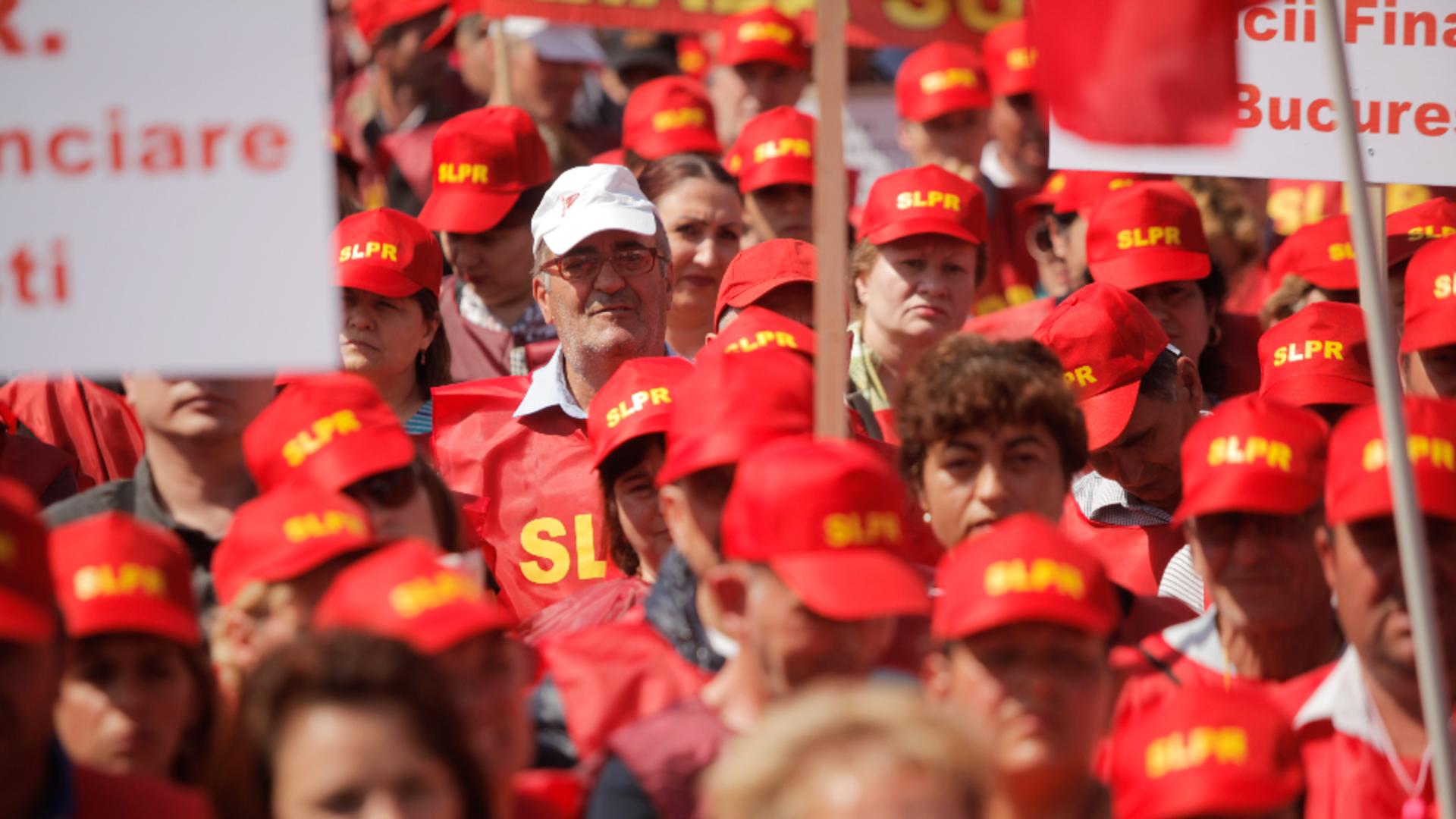 Poștașii au ieșit în stradă: sindicaliștii reclamă salariile mici 