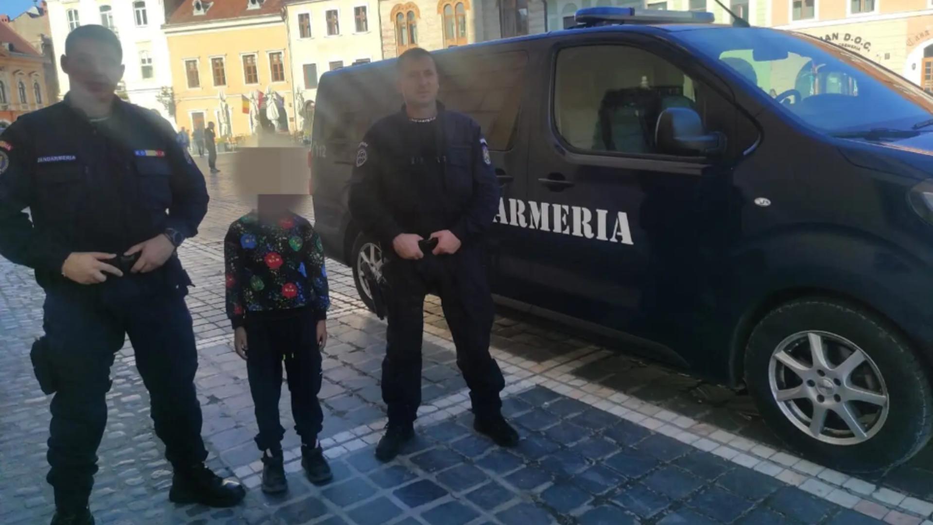 Un copil aflat în excursie s-a rătăcit de grup, în Brașov – Băiețelul de 7 ani a fost ajutat de jandarmi