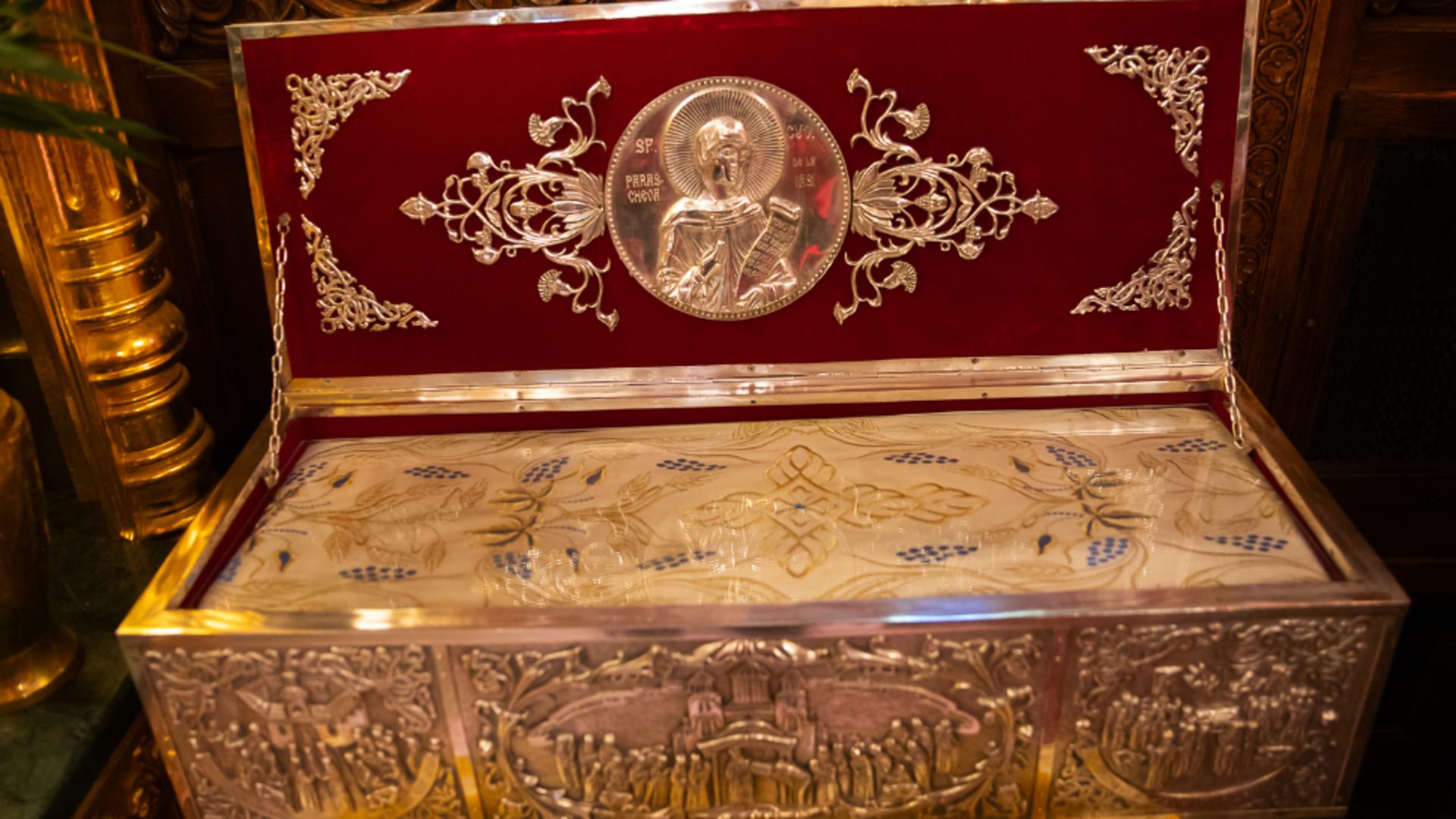  Veșmântul Sfintei Parascheva poate fi cinstit la Catedrala Patriarhală până sâmbătă seară, 14 octombrie