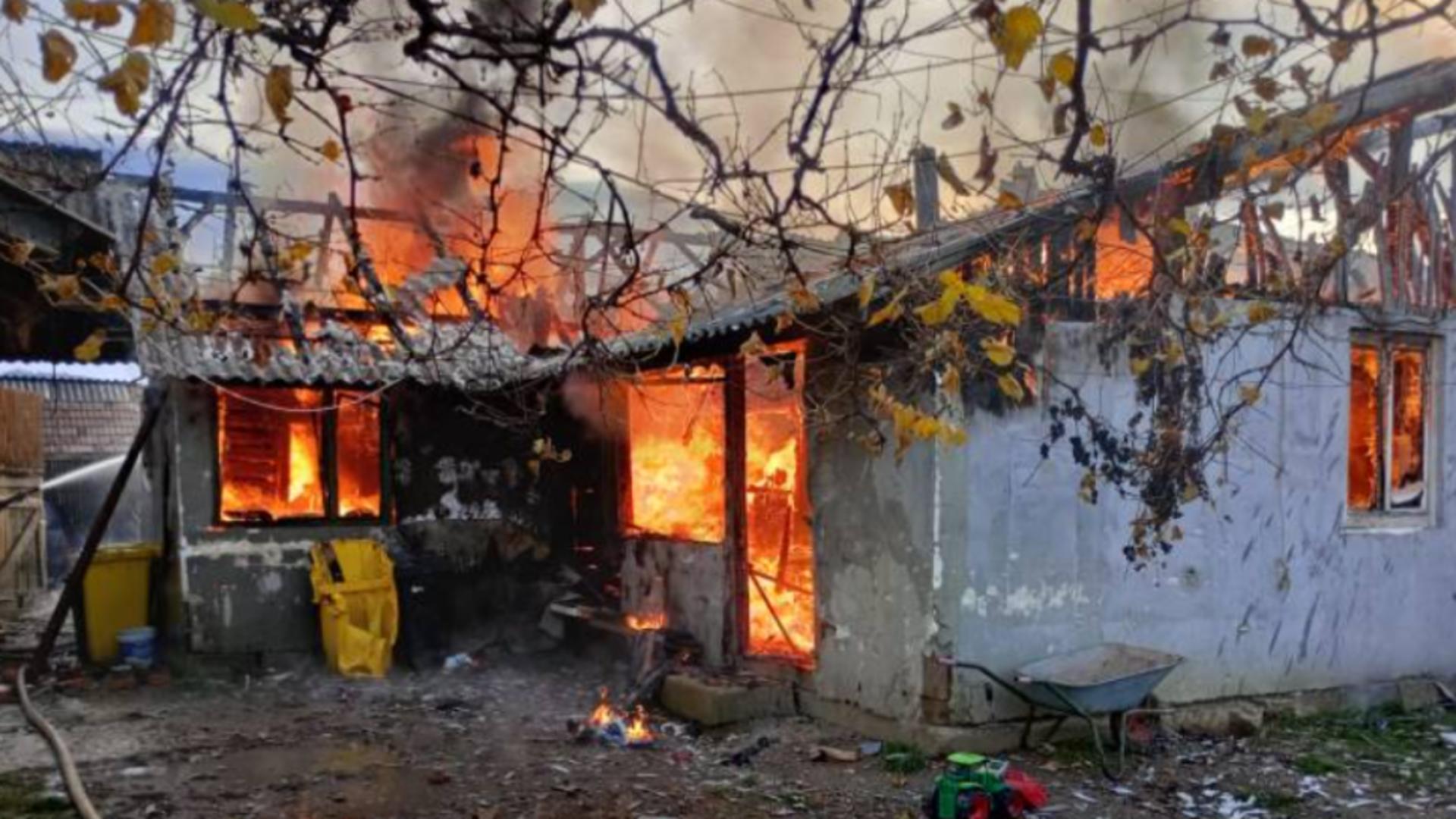O casă din Bistrița Năsăud a fost mistuită de flăcări! Incendiul, provocat de un copil care s-ar fi jucat cu o brichetă