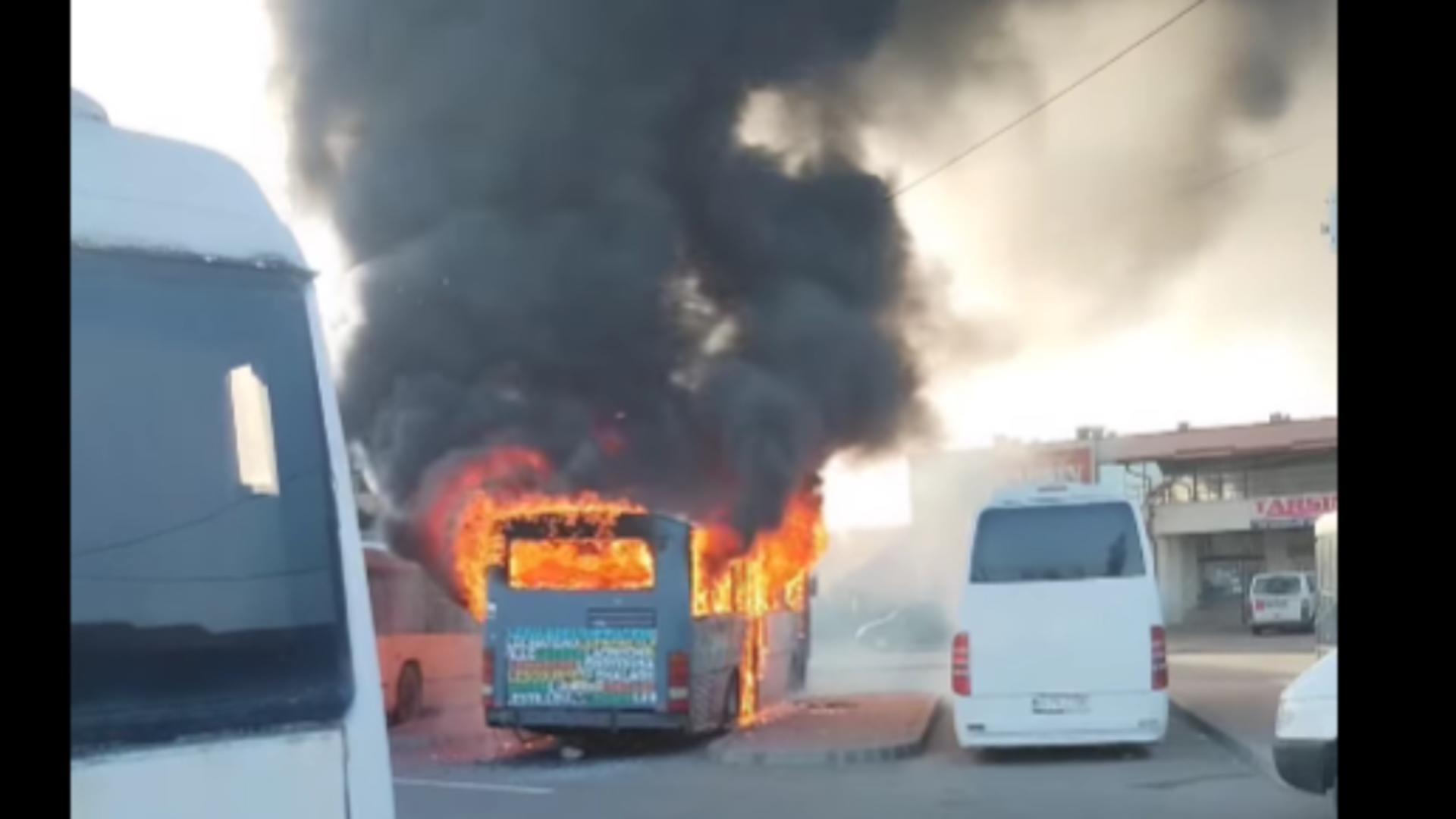 Autobuze mistuite de flăcări în autogara din Onești! Misiune contracronometru a pompierilor – VIDEO