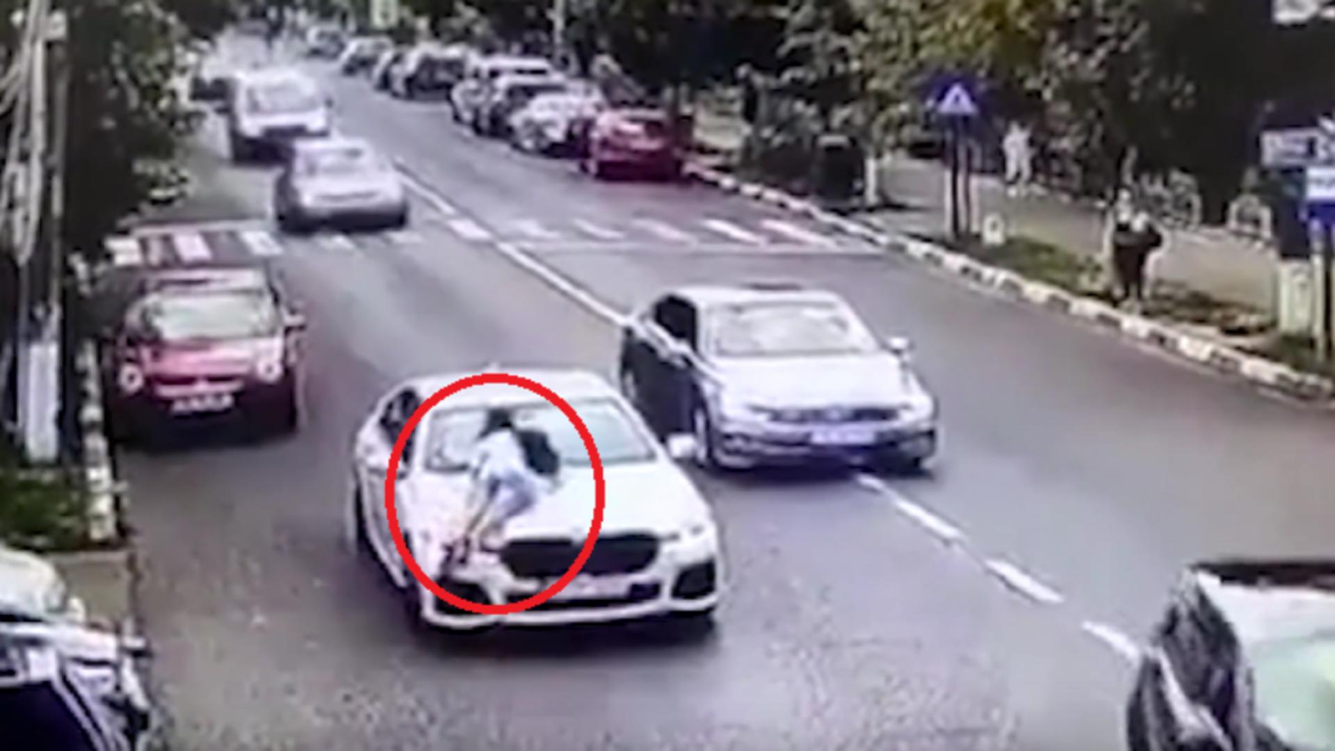  Reacția neașteptata a unei femei care si-a prins soțul cu amanta în mașina. Poliția a amendat-o/ Captură video