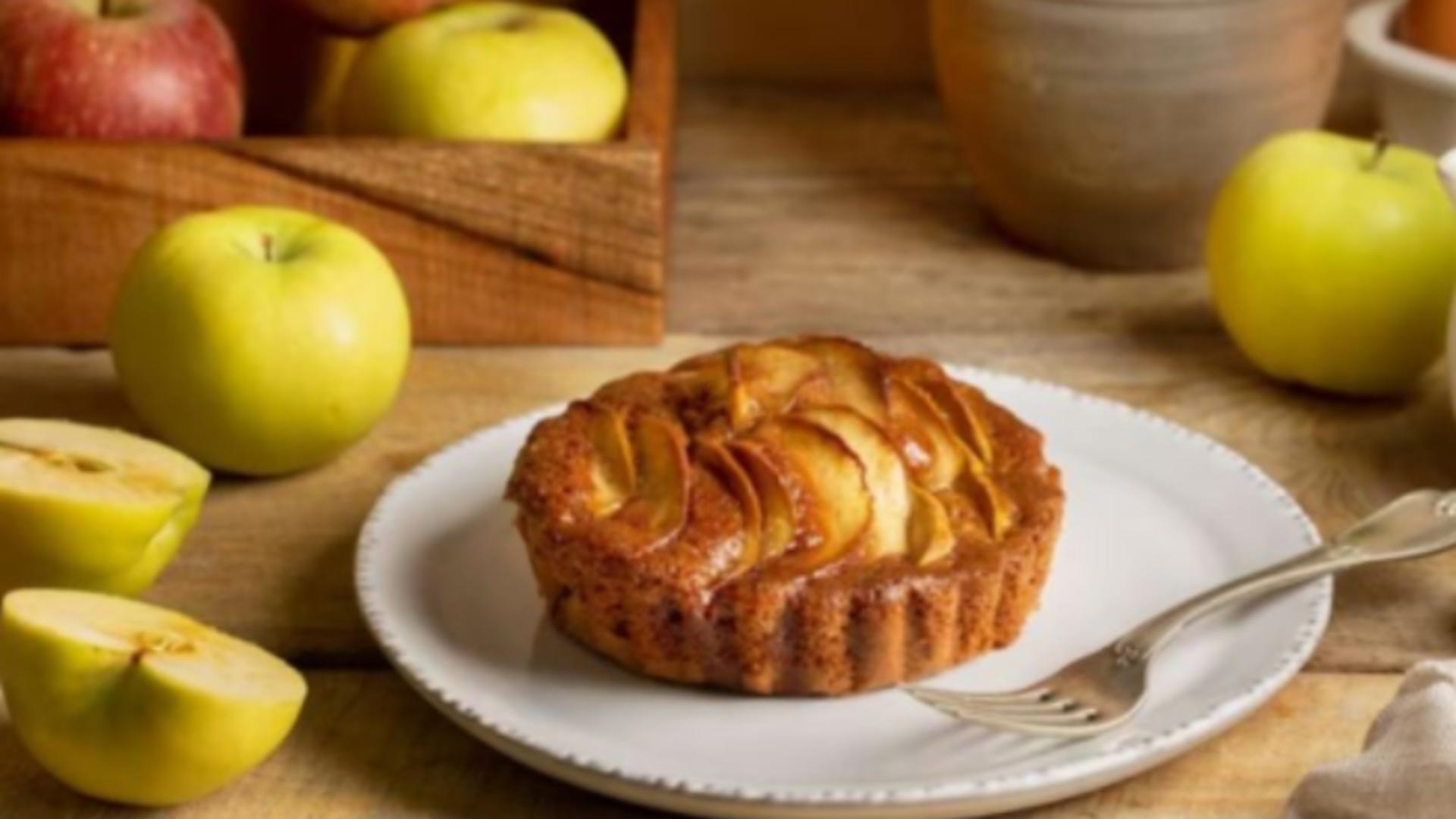 Prăjitura de mere de care te vei îndrăgosti! Are foarte puține calorii și merge perfect la cafeaua de dimineață – Cum se prepară