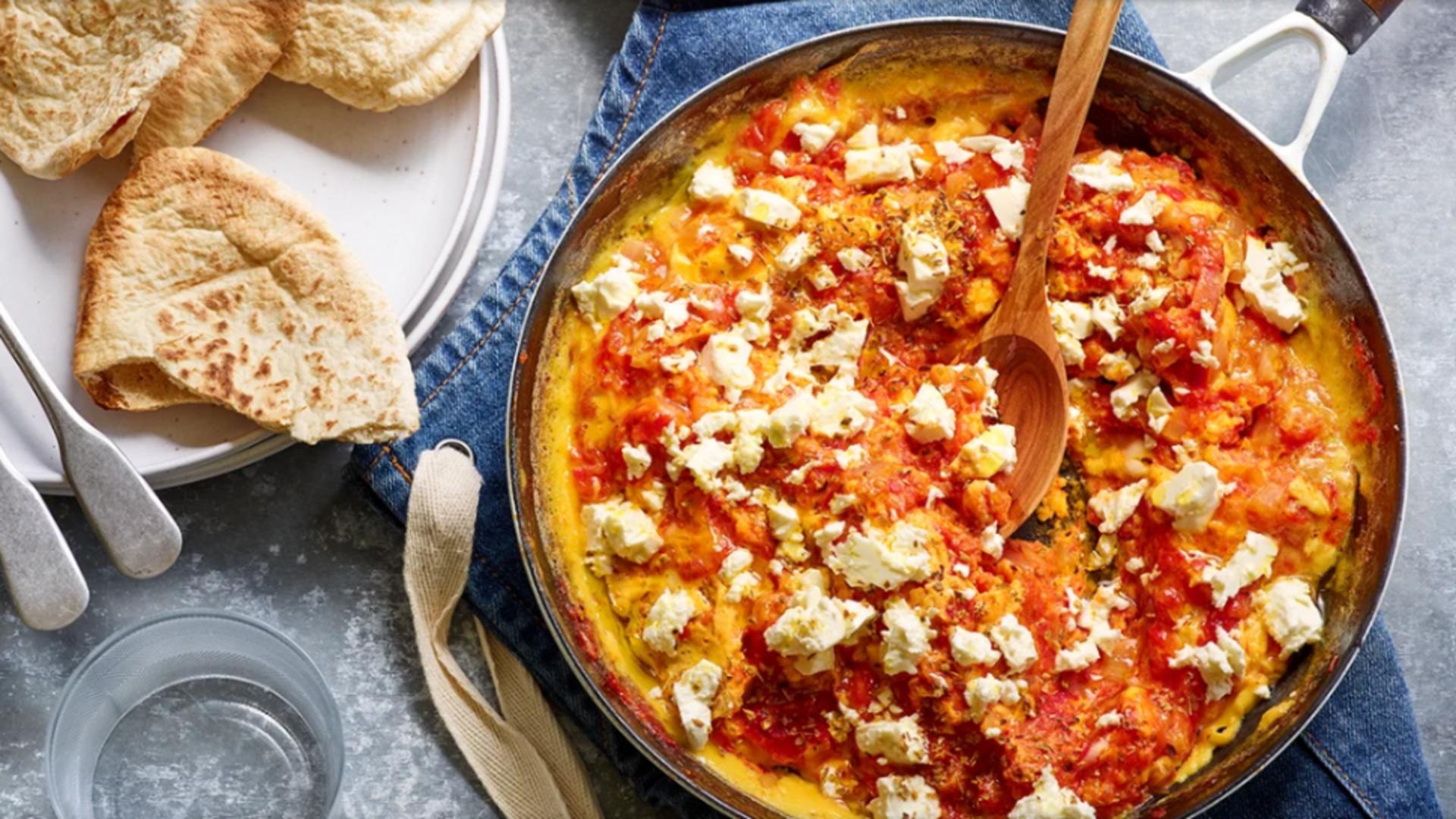 Vara, la tine în bucătărie! Cum prepari omletă grecească cu roşii şi brânză feta – Un mic dejun regesc