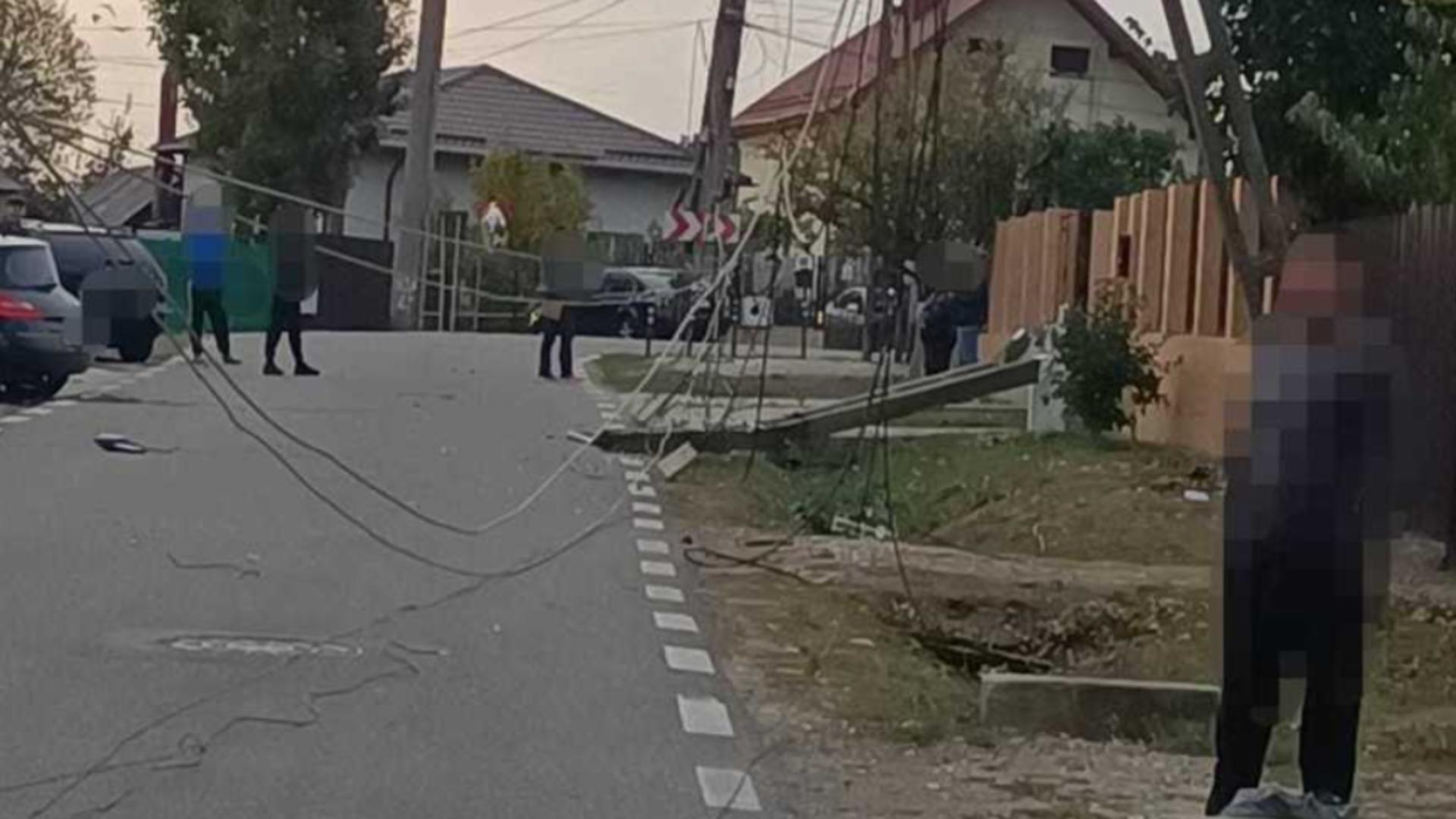 Pericol pe șosea! Cabluri electrice puse la pământ de un utilaj transportat pe o platformă, lângă Pitești. Intervin pompierii