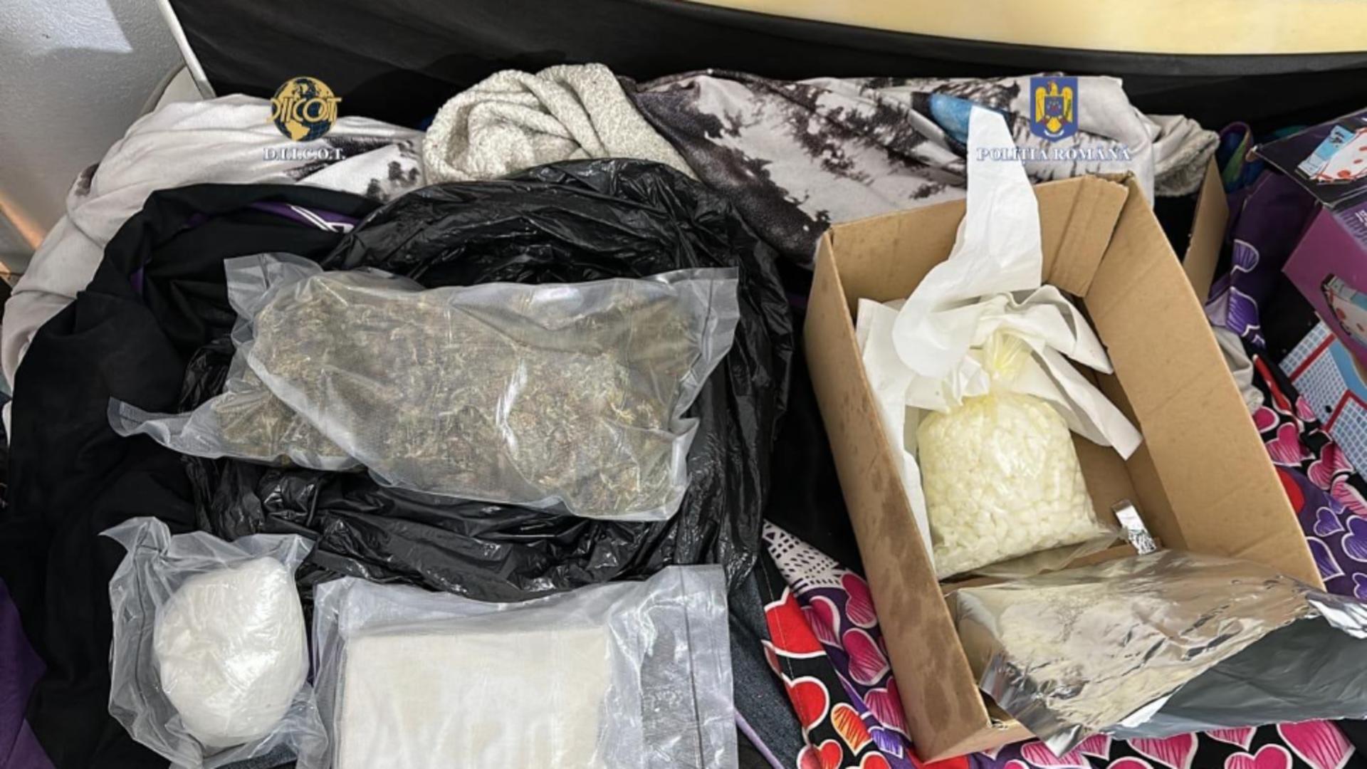 Bărbat, prins în timp ce transporta droguri de mare risc! Stupefiantele urmau să fie vândute pe stradă - Percheziții în 3 județe ale țării