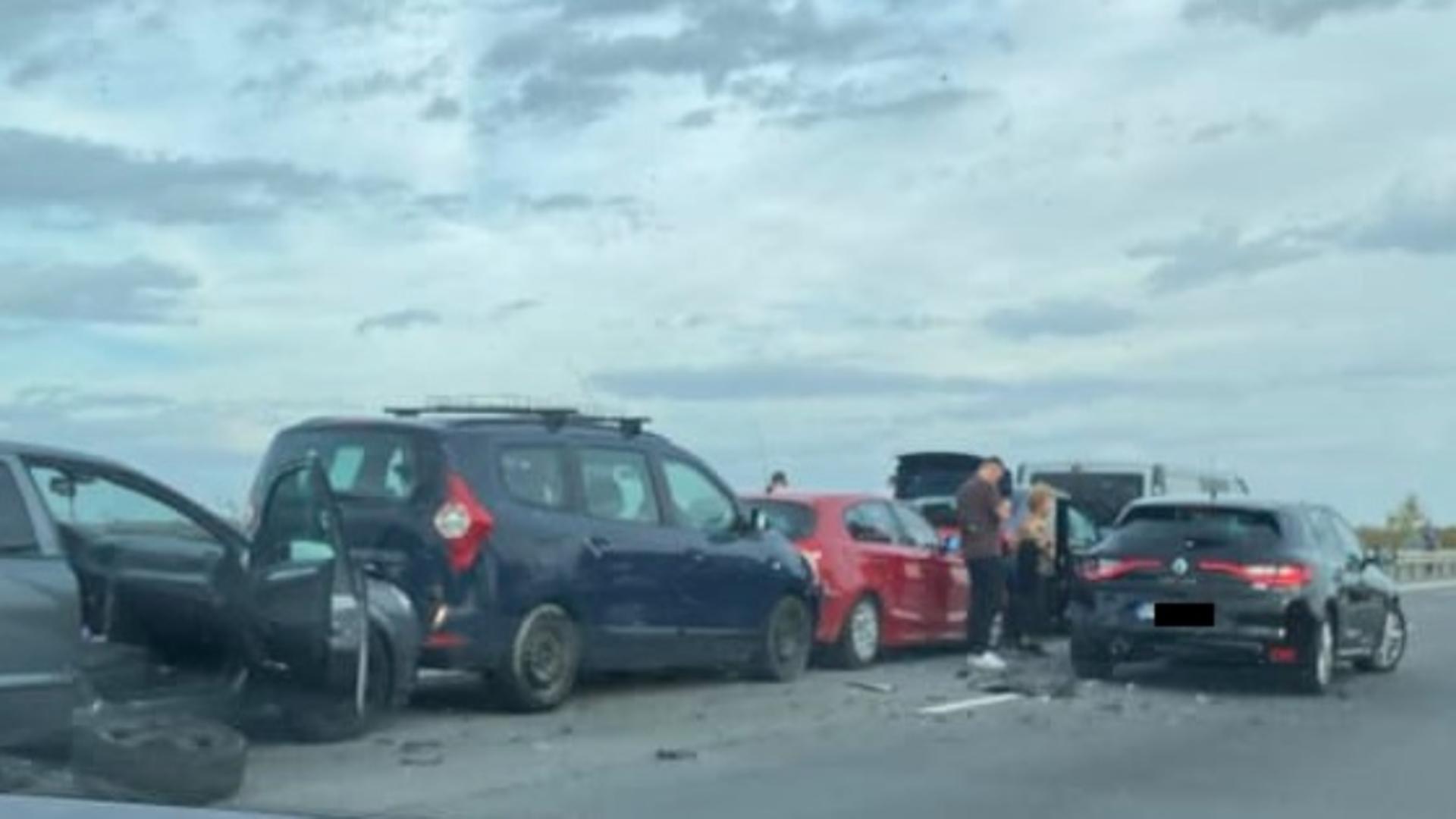 Carambol pe Autostrada București-Pitești. 10 mașini au fost implicate. O persoană a fost rănită