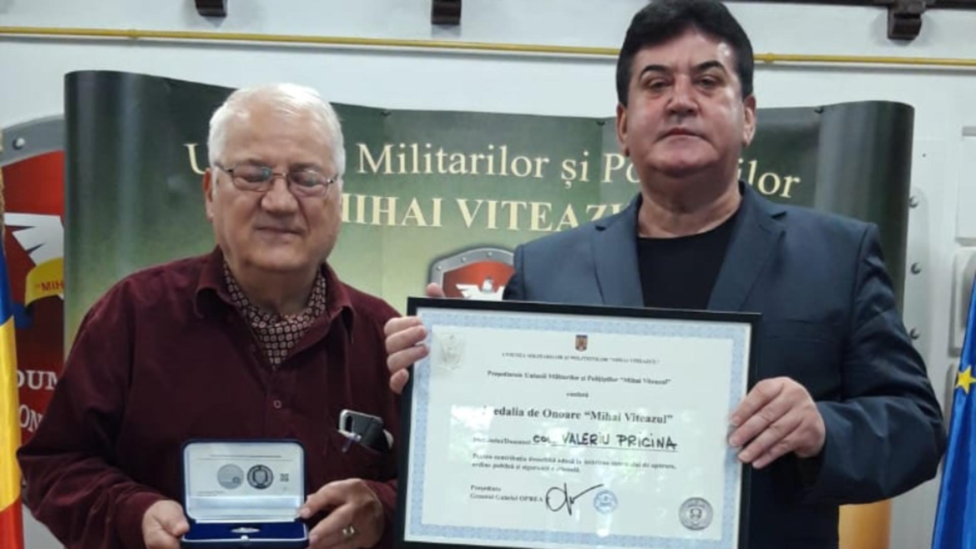 Diploma și medalia de onoare a UMPMV pentru colonelul Valeriu Pricină