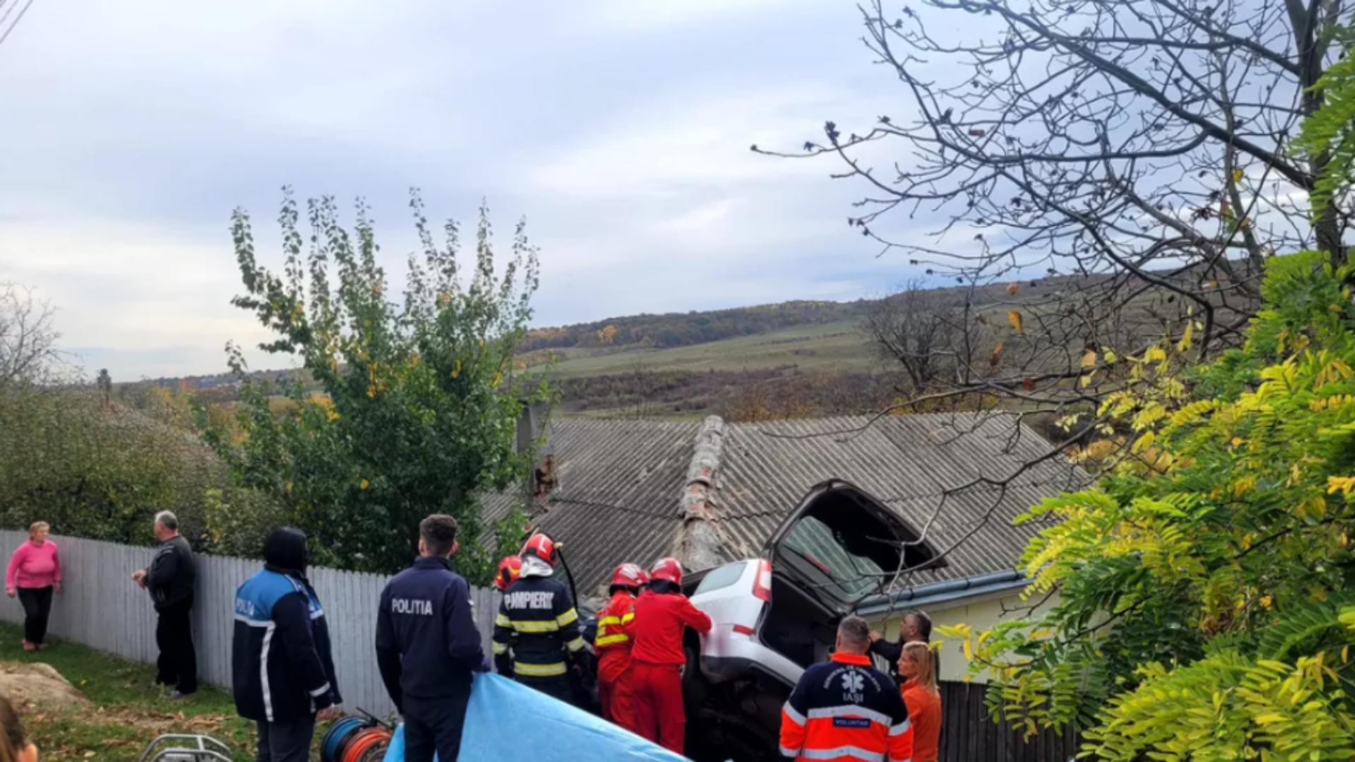 Șoferul a murit imediat după  impactul violent (ISU Iași) 