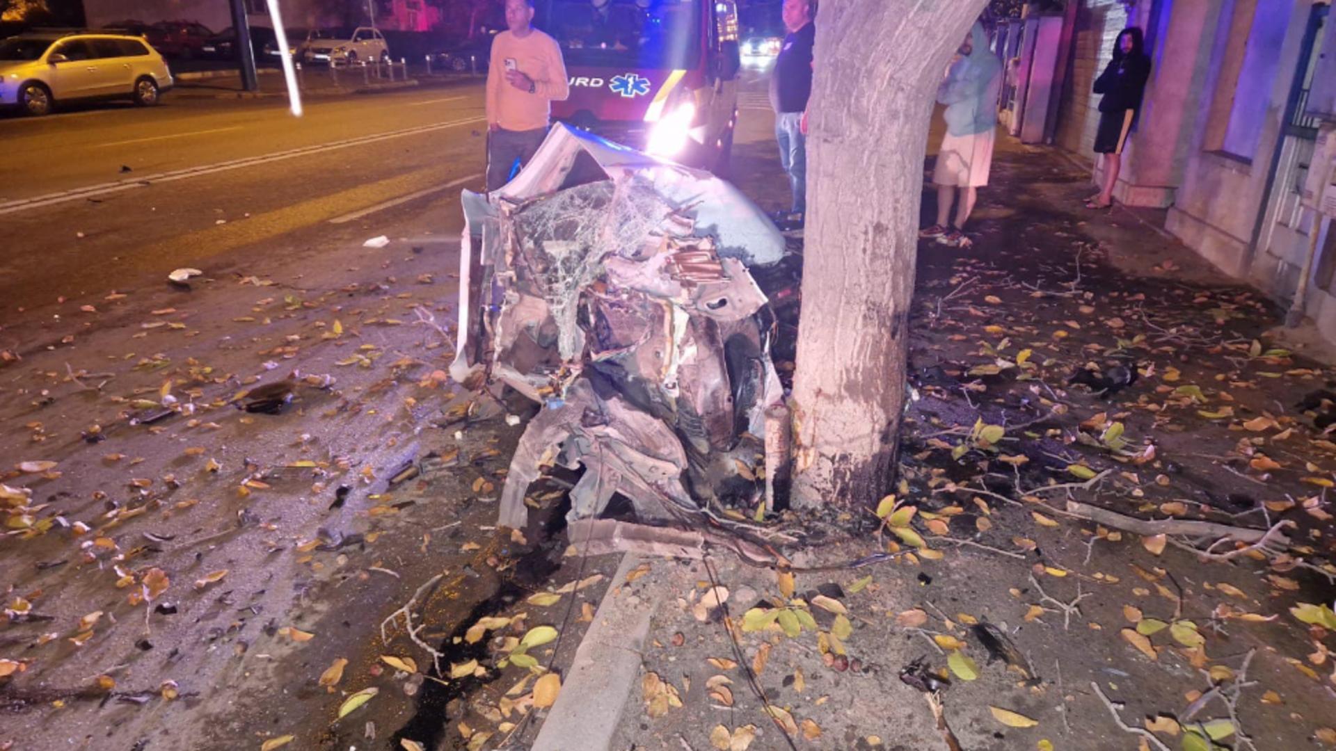 Mașina a fost făcută țăndări, șoferul aruncat la câțiva metri. Foto/ISU