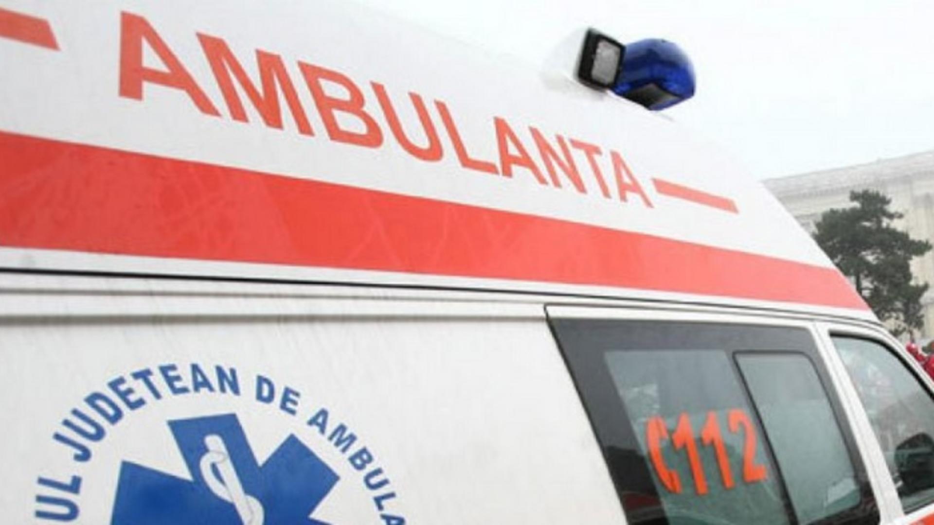 O ambulanță a lovit o bătrână care traversa strada – Femeia a murit pe loc