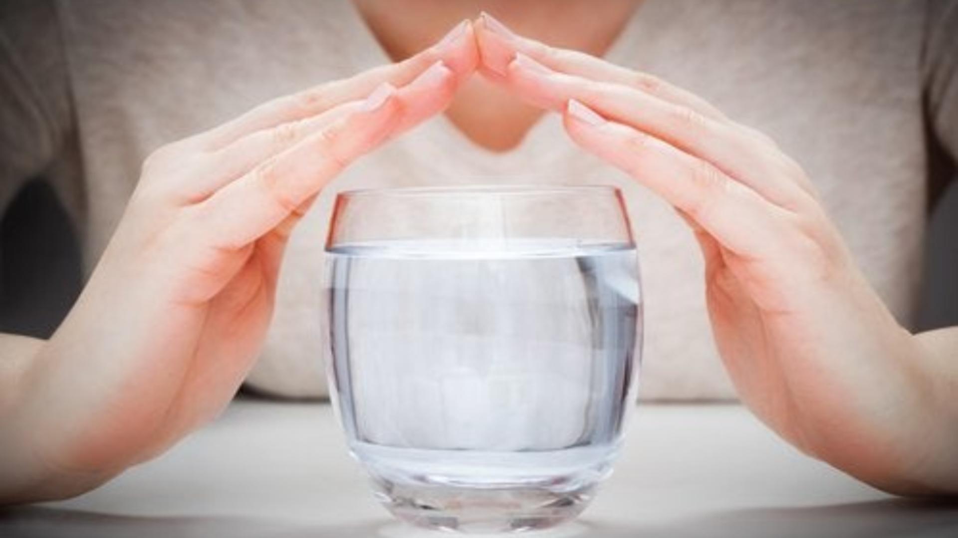 Când trebuie să bei apă: înainte, în timpul sau după masă? Explicațiile specialiștilor