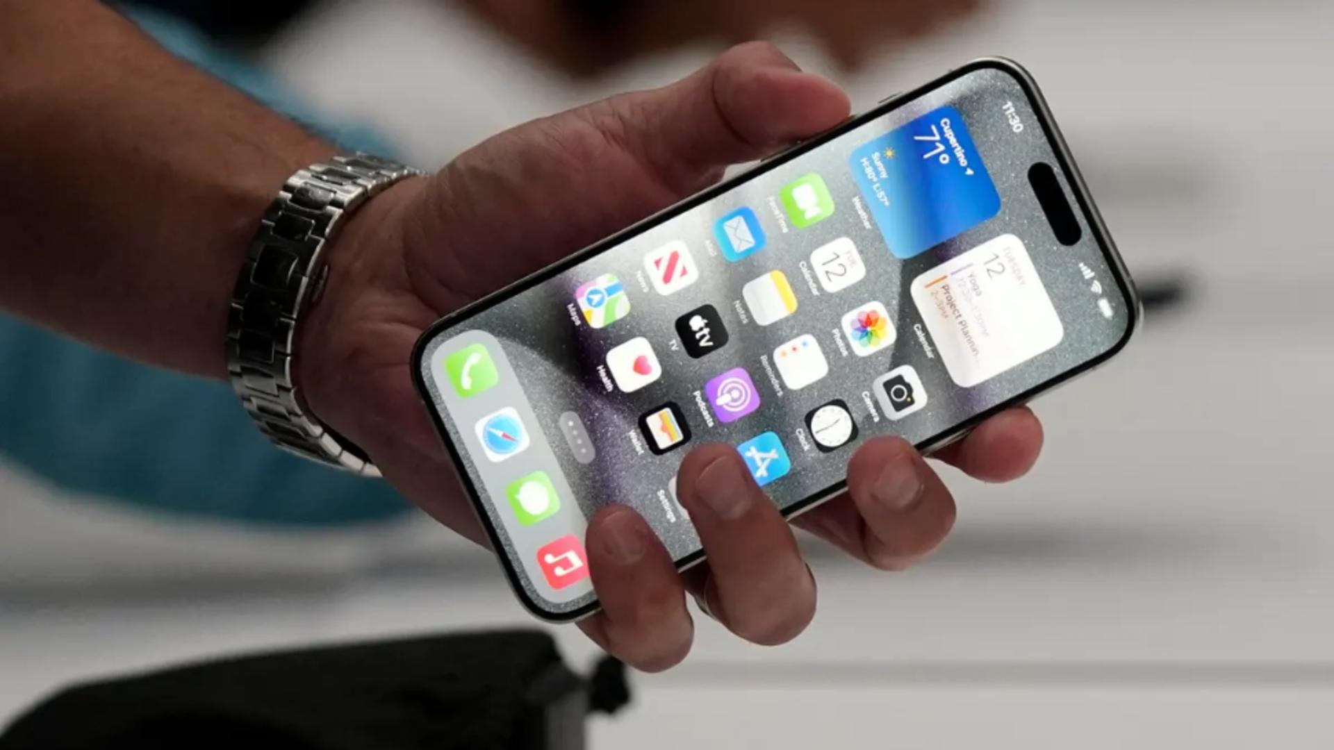 Situație incredibilă: Apple recunoaște că telefoanele iPhone 15 au probleme și se încălzesc prea tare