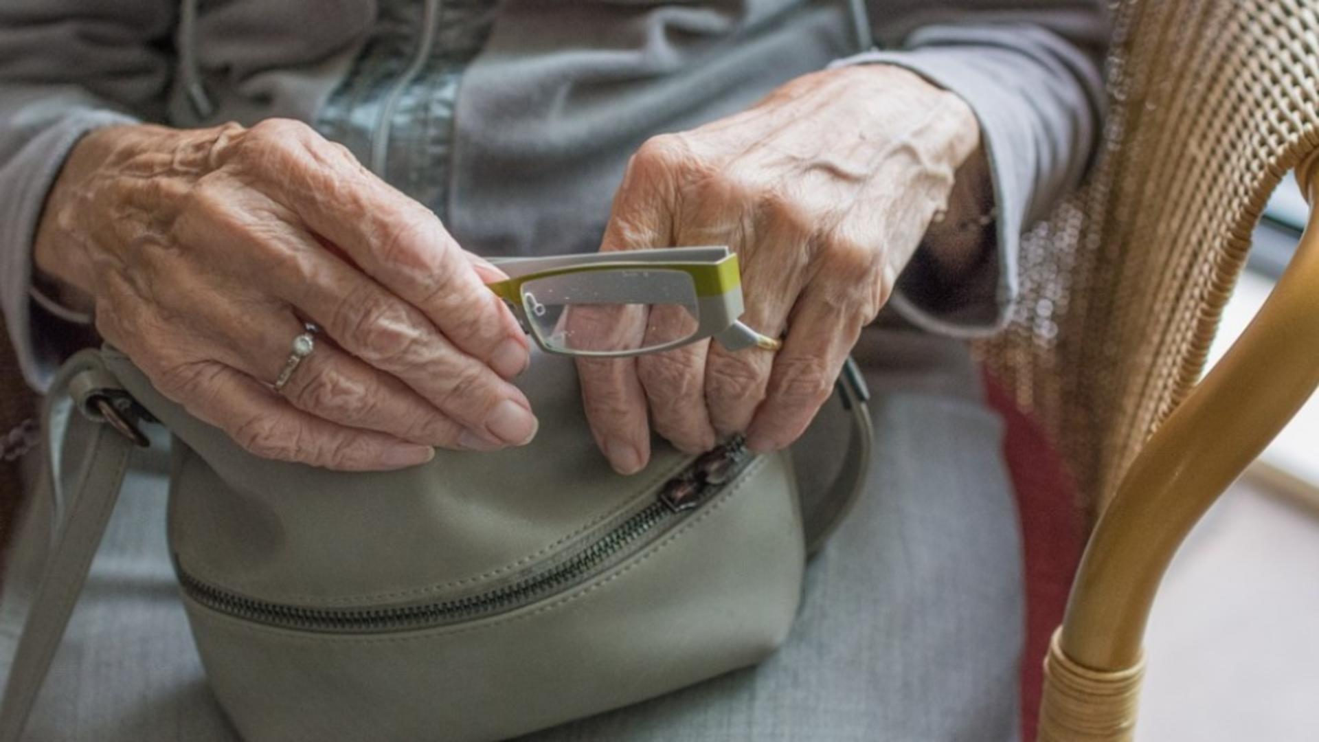 O nouă metodă de înșelăciune face victime în rândul pensionarilor