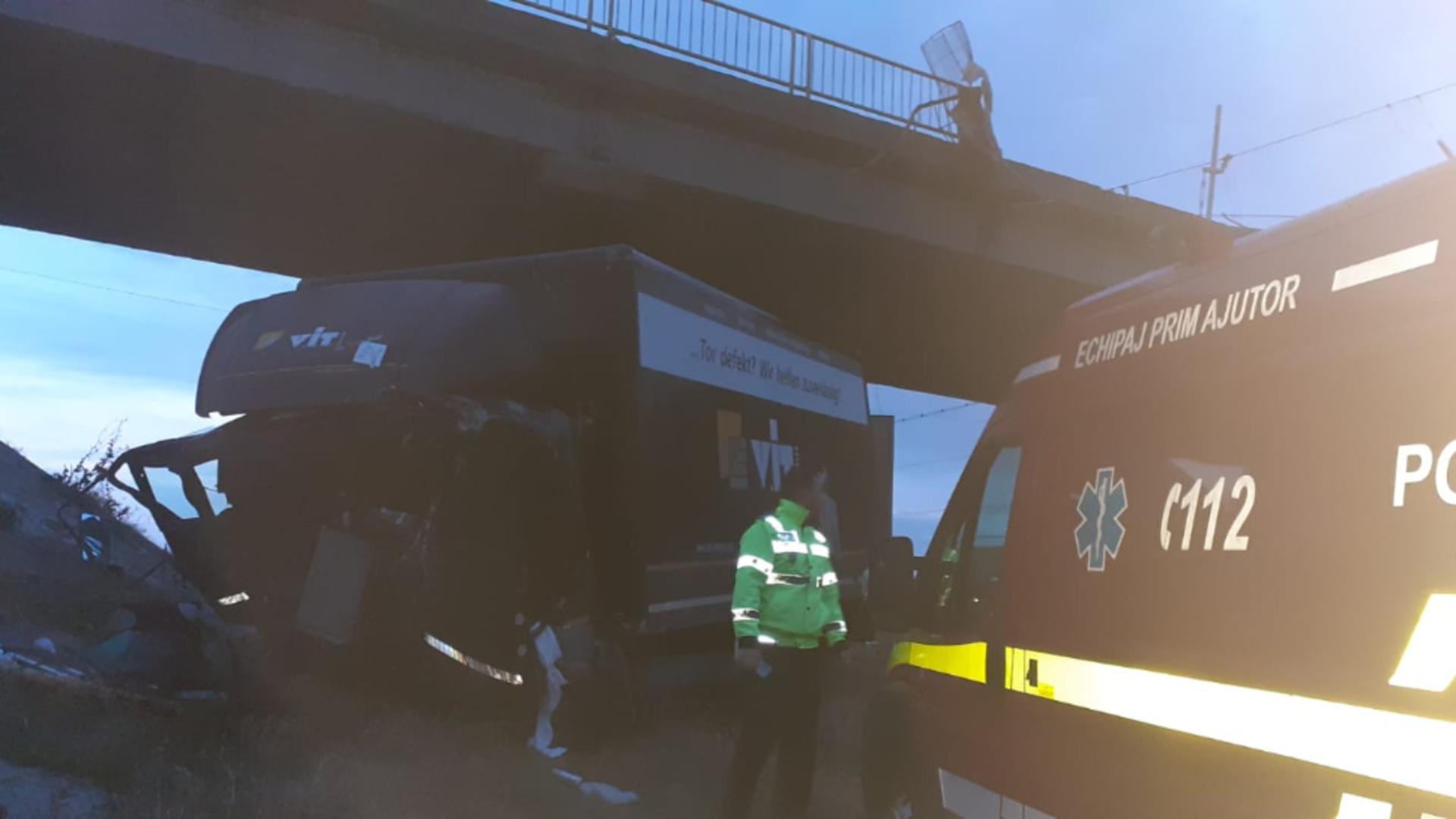 Un camion a căzut de pe un pod pe calea ferată, la Brăila – Traficul complet blocat