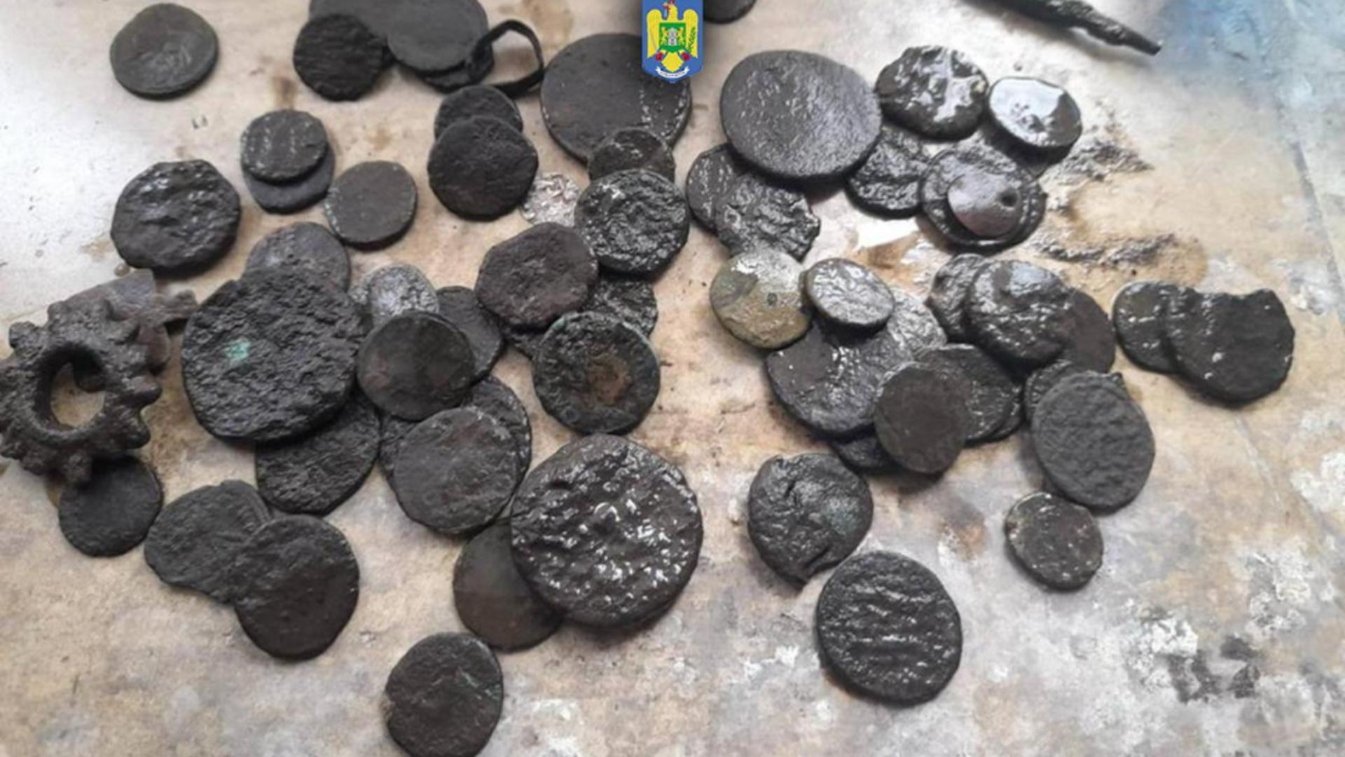 Peste 60 de monede din perioada romană şi medievală găsite în bagajele bulgarilor. Foto/Garda de Coastă