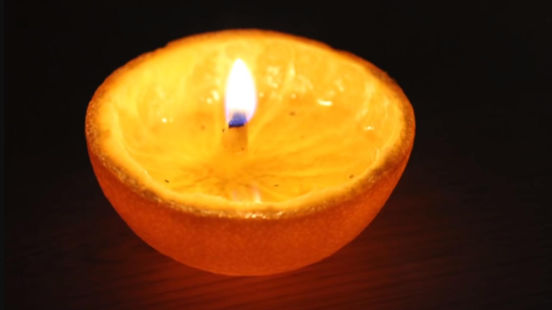 Poâi să îți faci faci propria candelă bio cu o coajă de portocale și niște ulei esențial. Foto: Captură YouTube