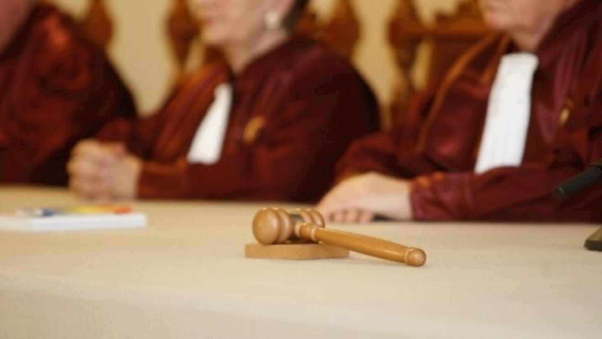 Curtea Constituțională a României amână decizia finală în privința „legii fugarilor”