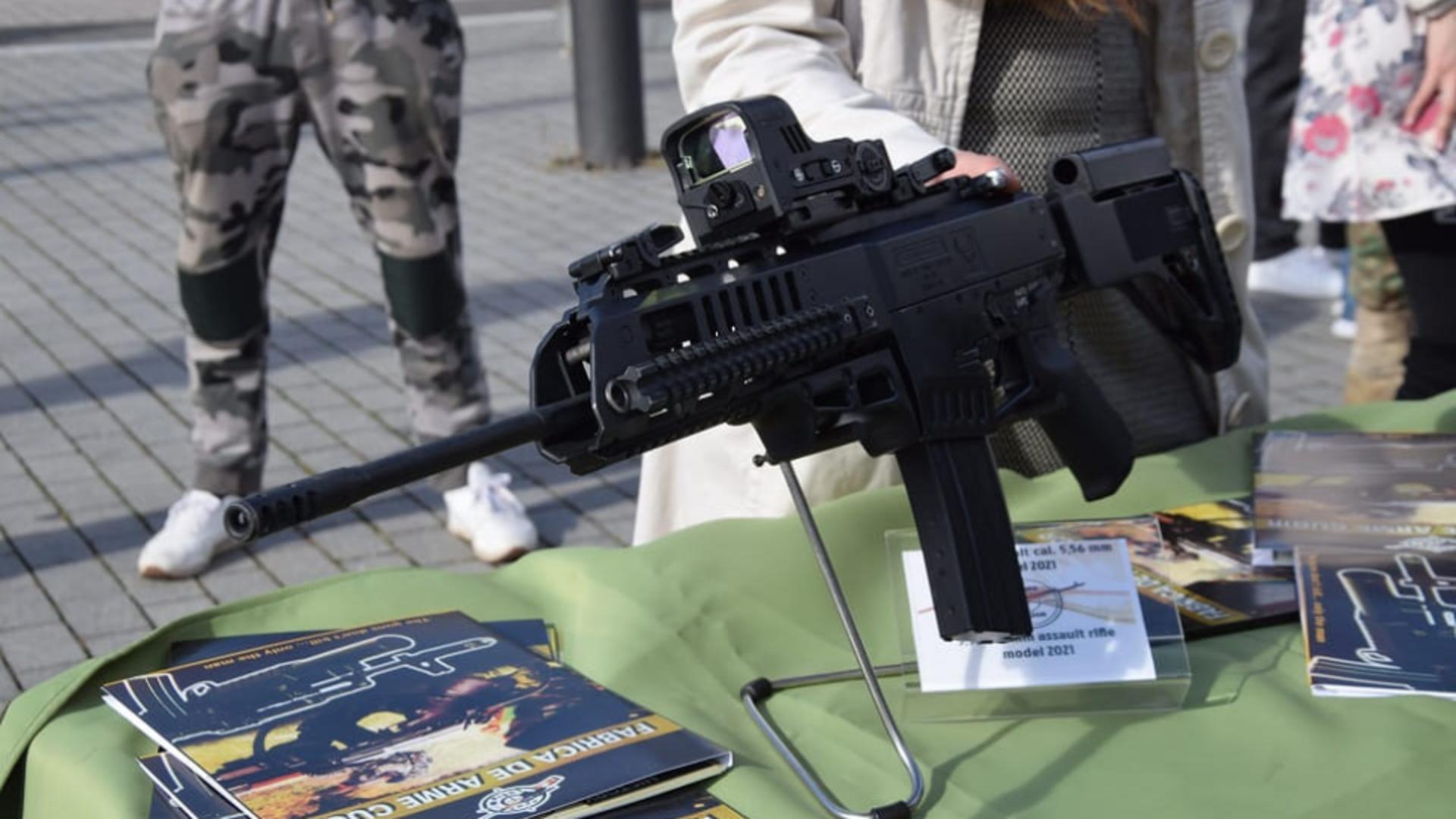 Cum arată arma viitorului, produsă de România, la standarde NATO. Costă 1.000 de dolari și trage 600 de gloanțe pe minut VIDEO