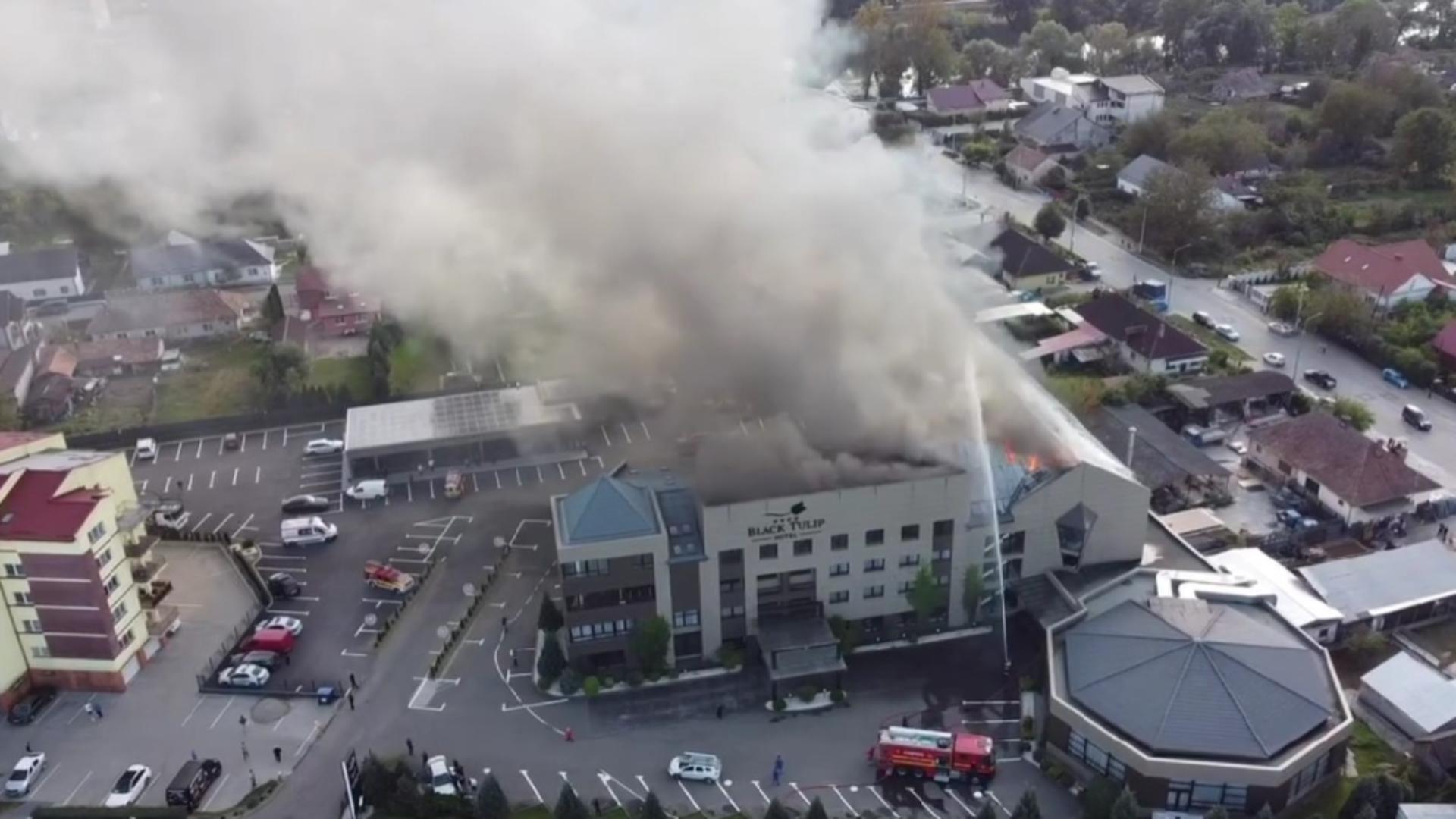 Incendiu în Dej. A luat foc mansarda unui hotel. Angajații și clienții cazați au fost evacuați VIDEO