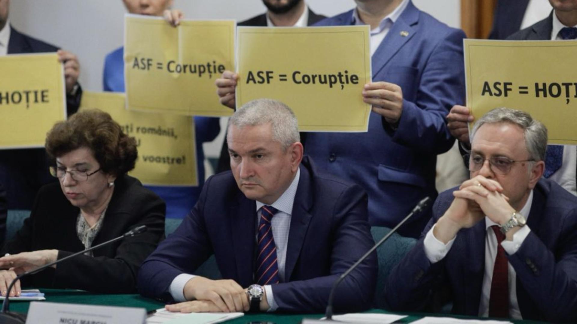 Protest la audierea conducerii ASF în Parlament. Foto/Inquam/Octav Ganea