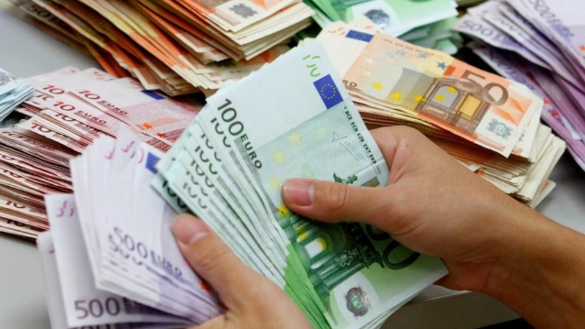 Bărbatul a declarat 300.000 de euro, deși avea 455.000 în gemantane. Foto/Profimedia