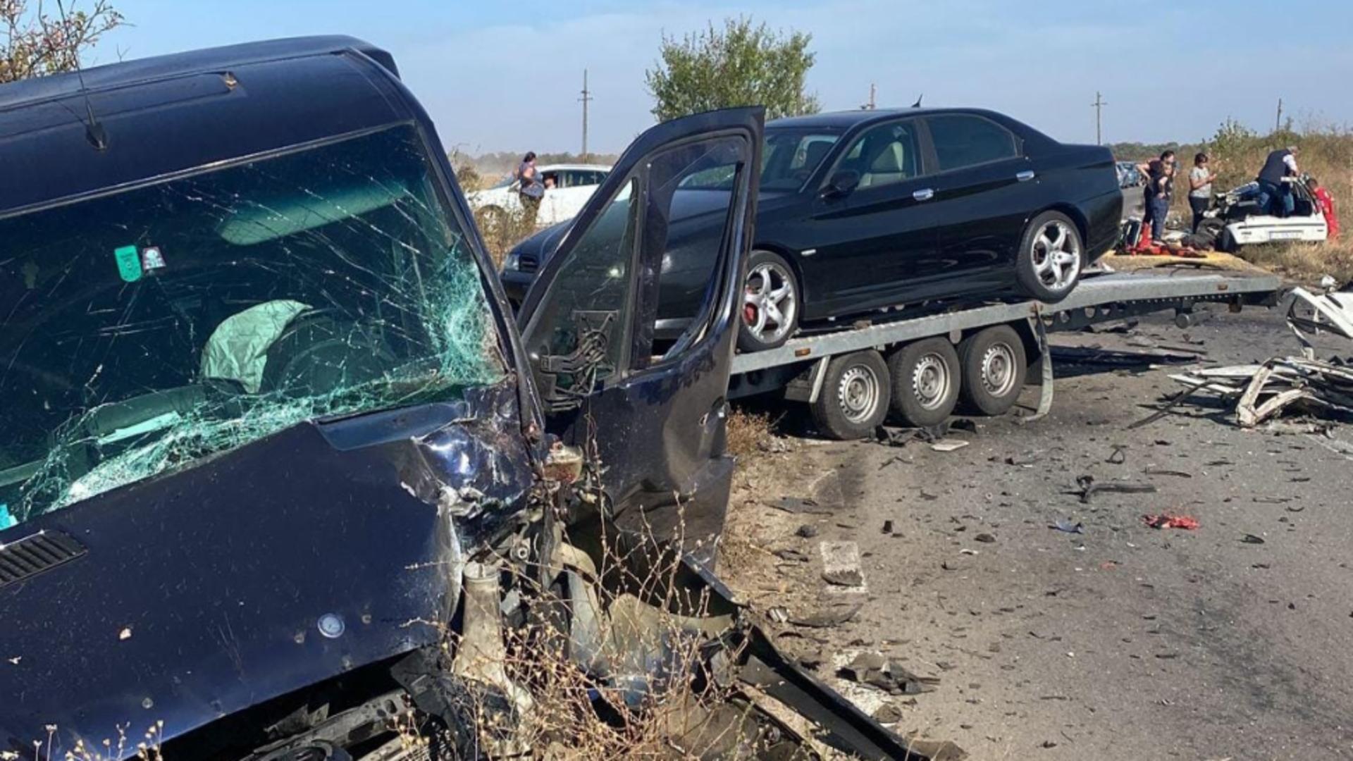 Accident grav în Teleorman. Doi soți au decedat pe loc în mașina izibită în plin de o platformă auto FOTO