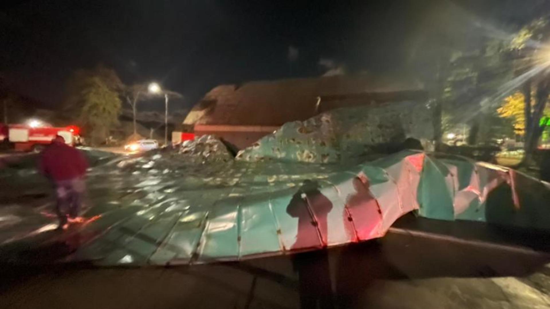 Vremea a făcut ravagii noaptea trecută – Acoperișul de tablă al unui bazin de înot a fost smuls – Drumuri blocate