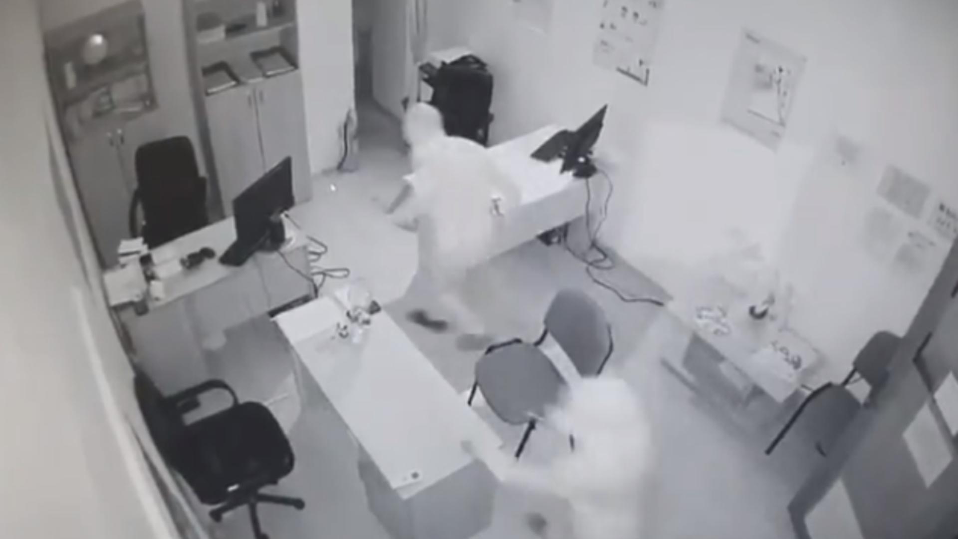 Cuplu de hoți, filmat când dădea lovitura la seiful unei societăți