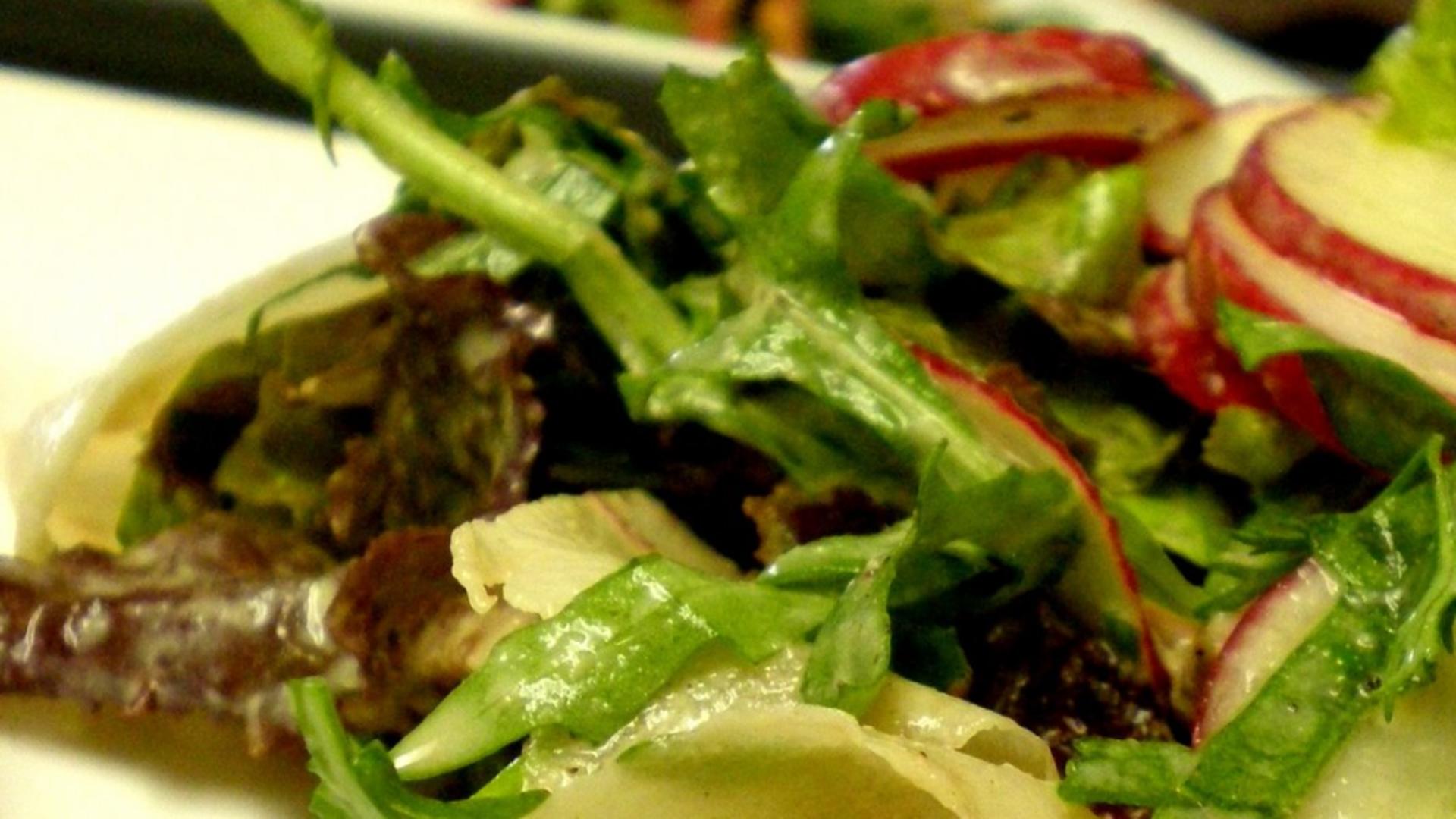 Friptura de weekend în stil japonez, cu salată specială – Rețeta inventată de celebrul Jamie Oliver