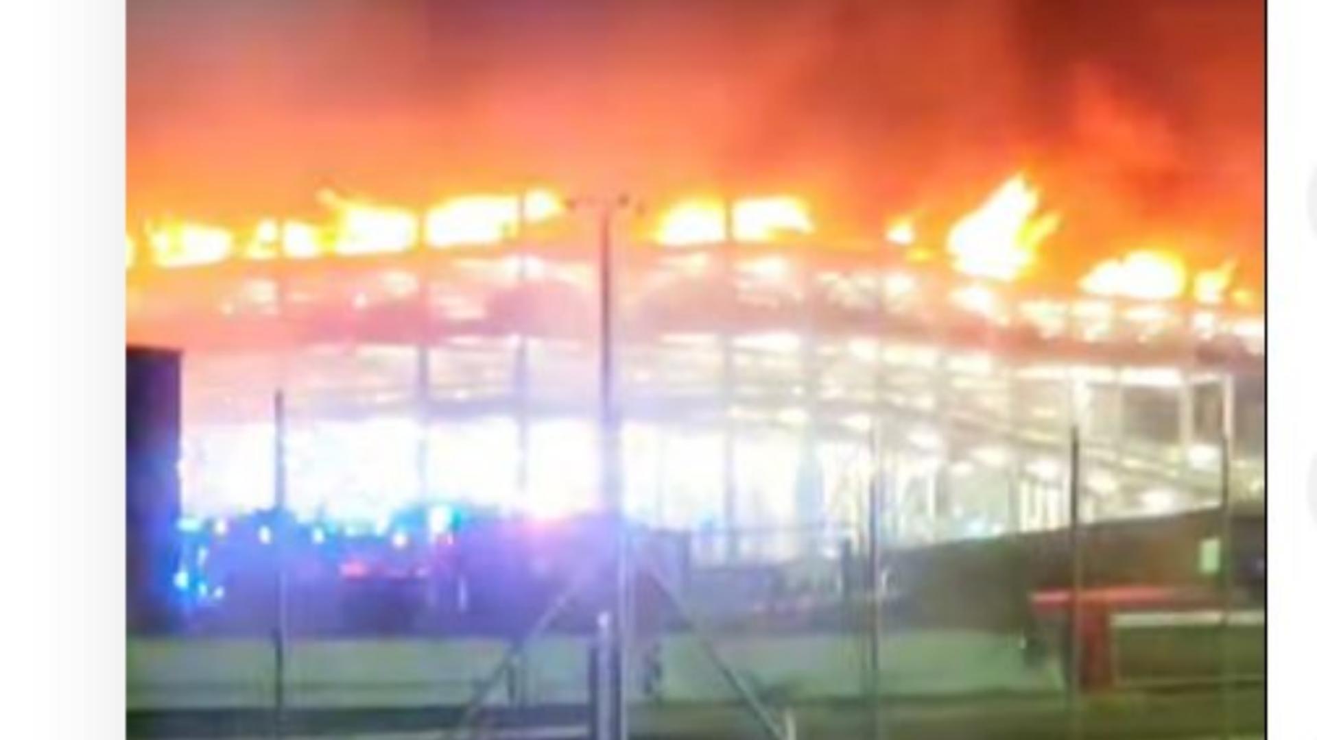 Incendiu de proporții pe Aeroportul Luton, din Marea Britanie. Sute de pasageri sunt blocați în terminal VIDEO