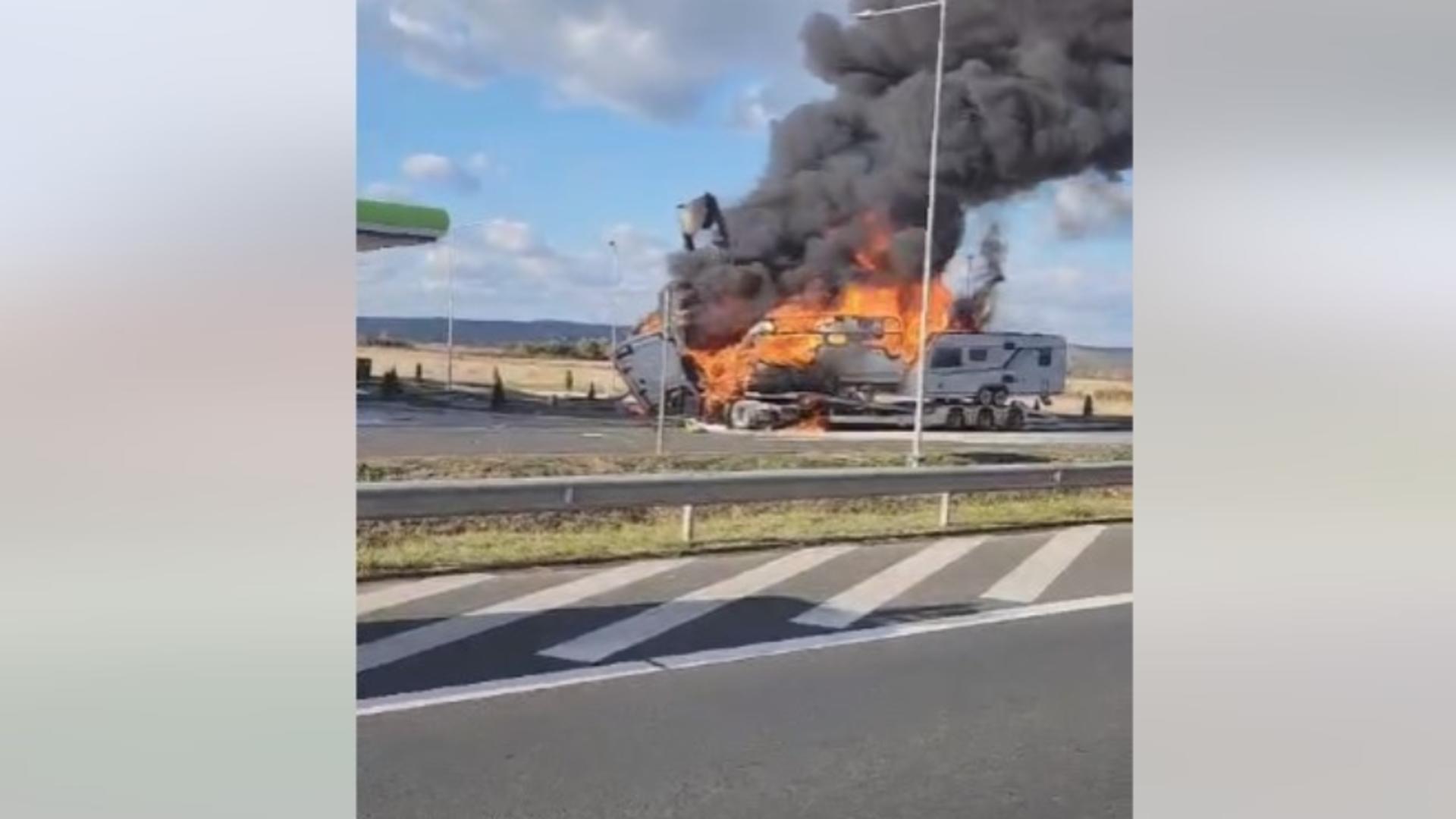 Un TIR plin cu rulote a luat foc oe Autostrada A1. A fost activat planul de urgență VIDEO