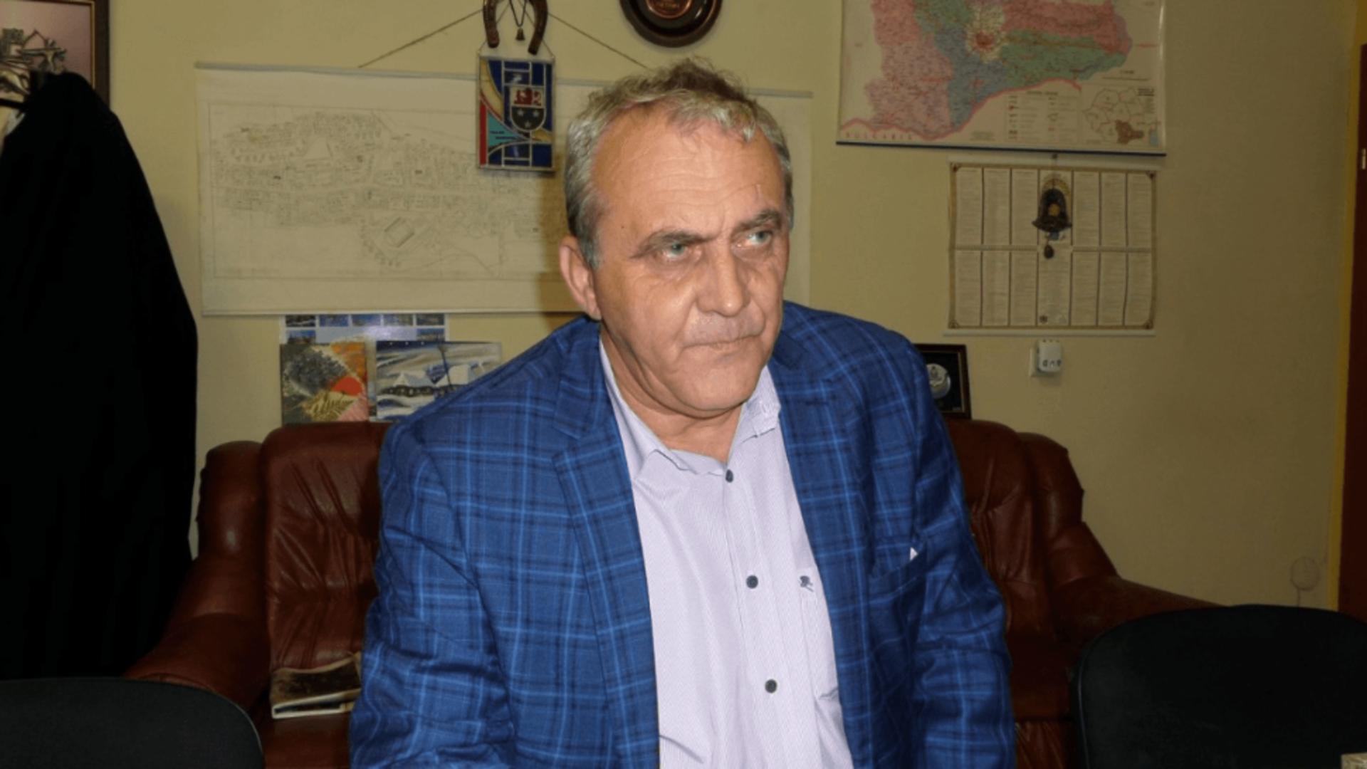 Primarul PSD din Mioveni, suspendat din funcție după ce a fost ARESTAT – El a fost prins în timp ce dădea șpaga înapoi