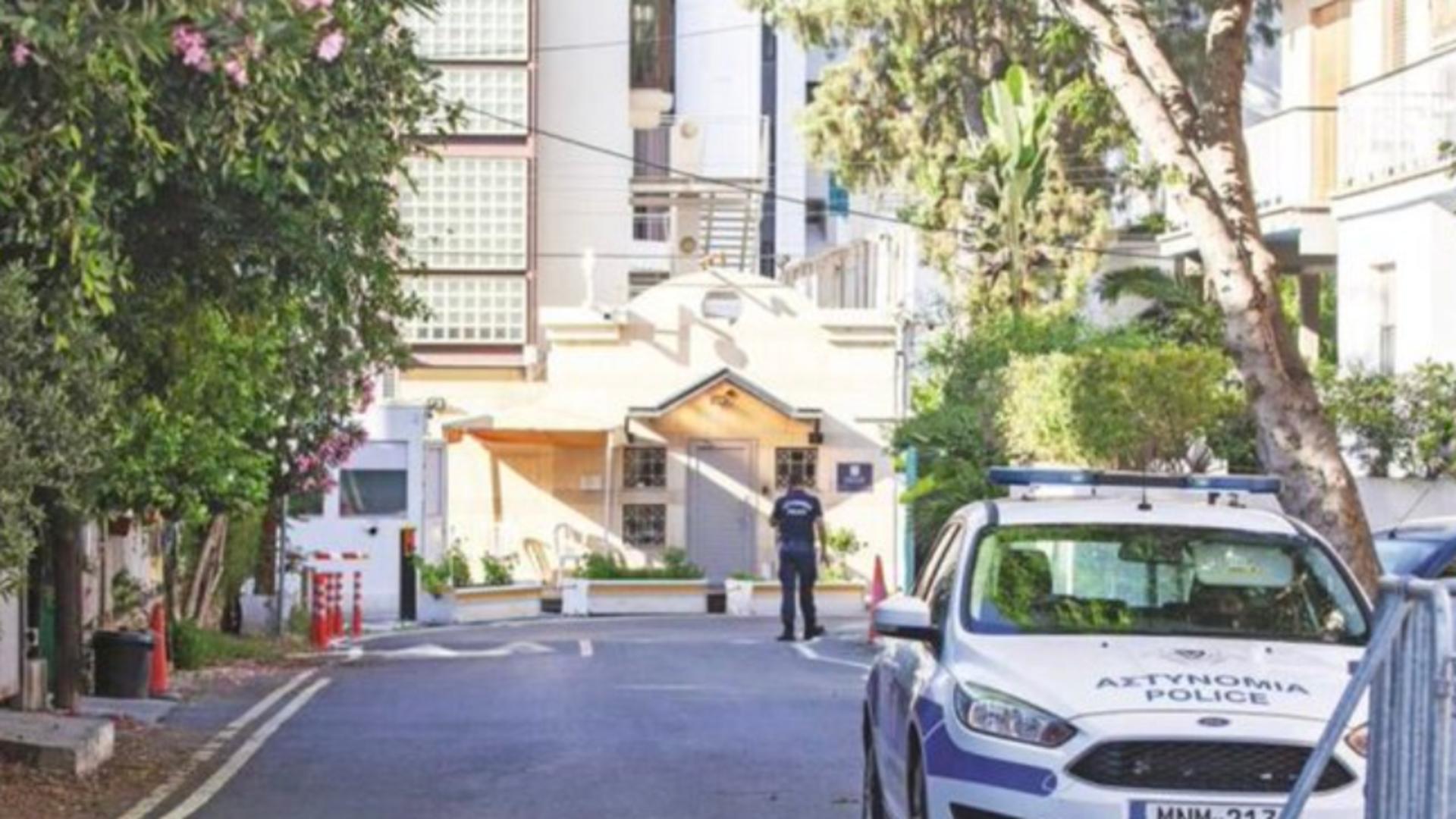 O bombă a explodat în fața Ambasadei Israelului din Nicosia, Cipru! În mașina atacatorilor s-au găsit 2 cuțite și 1 ciocan