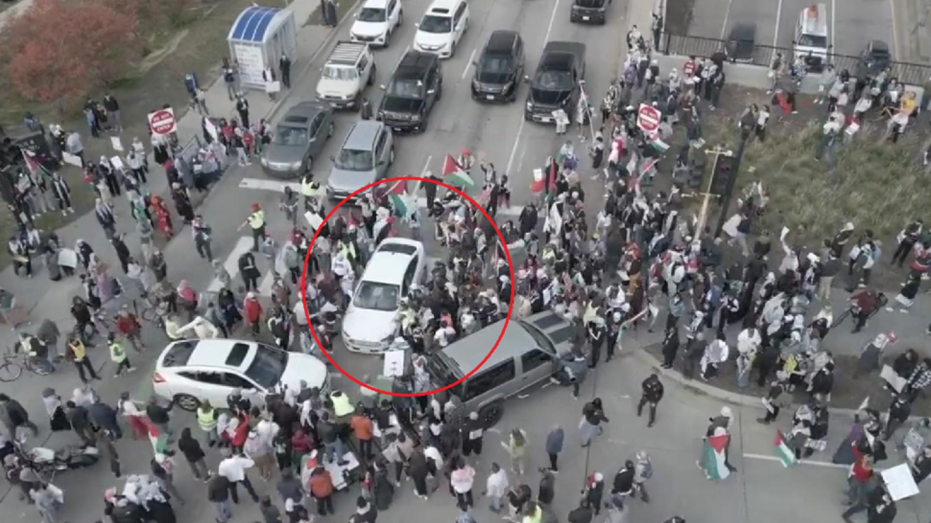 Scene de groază în Statele Unite. Un șofer a intrat cu mașina între manifestanții la un marș propalestinian - VIDEO