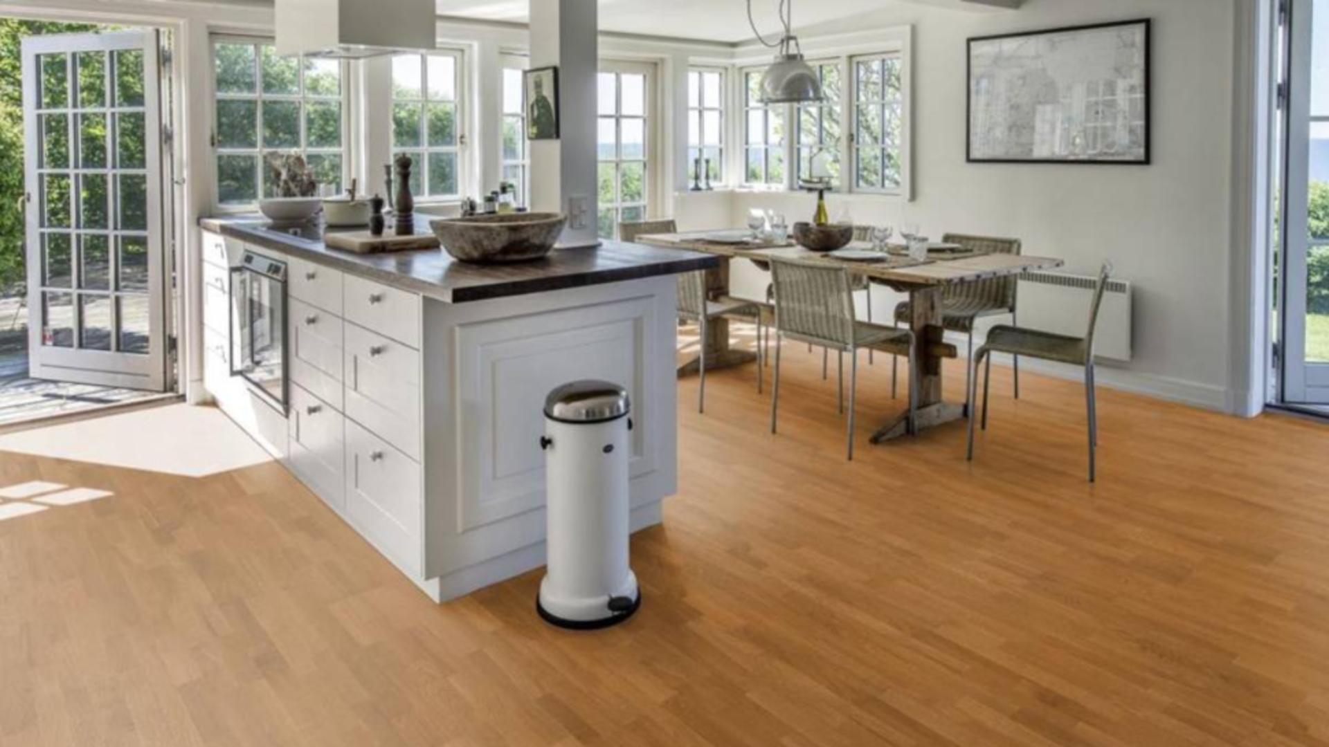 Parchet uleiat sau lăcuit?